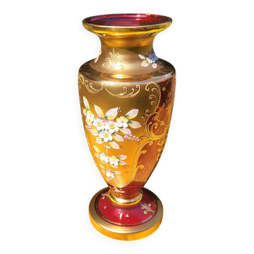 Vase en cristal bohémien émeraude rouge/rose avec design floral incrusté d'or 24K
