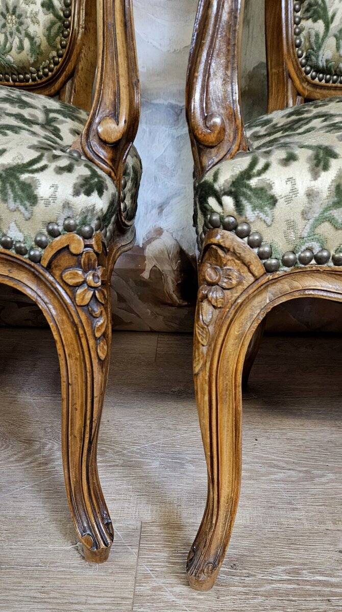 Paire de fauteuils style Louis XV, en bois massif finement sculpté