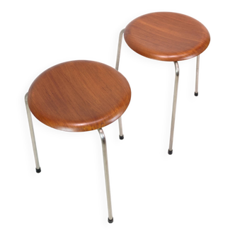 Lot de 2 tabourets Dot modèle 3170 fabriqués en teck par Arne Jacobsen pour Fritz Hansen des années 1950
