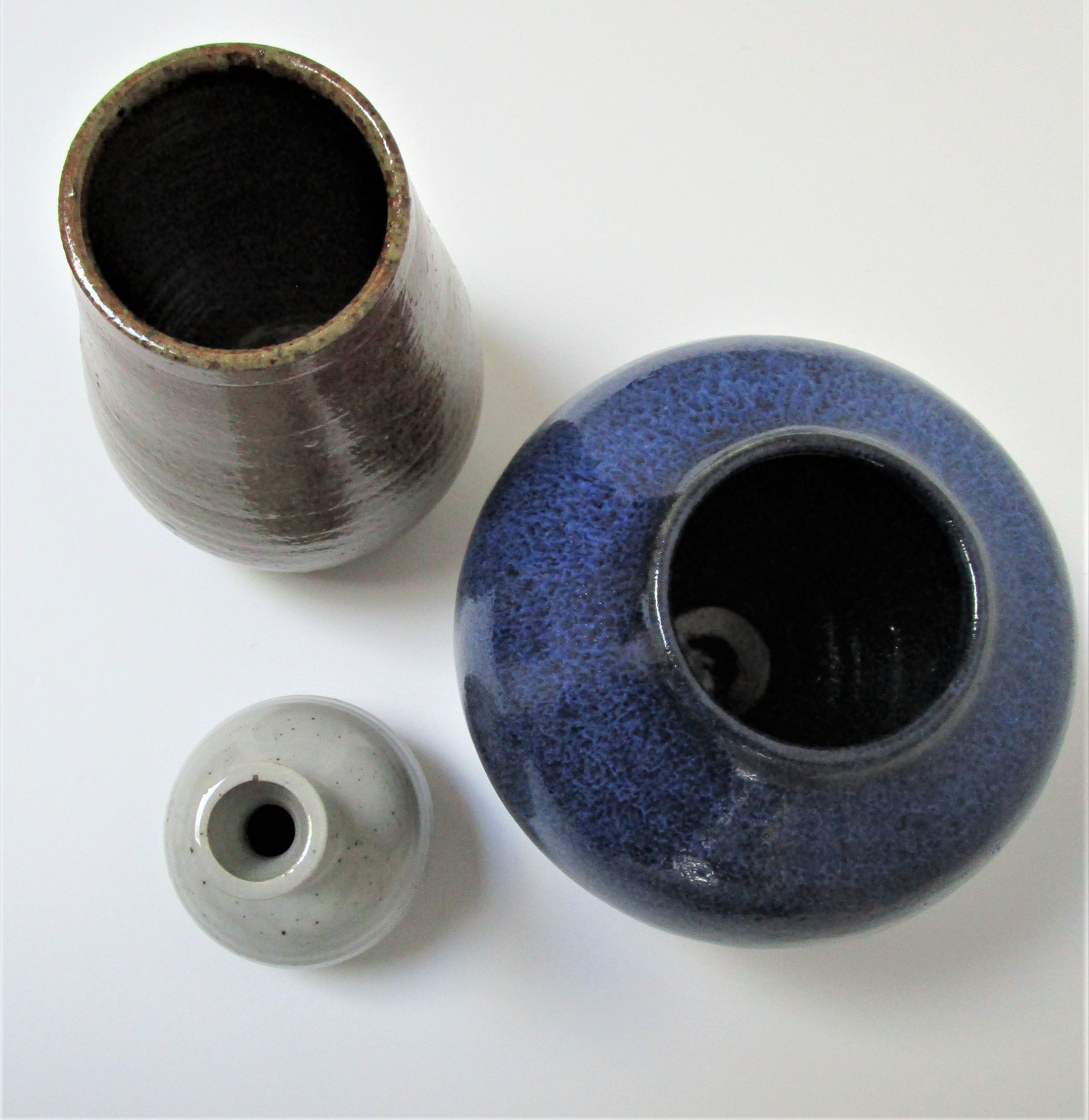 Trio de vases en grès émaillé bleu brun et blanc