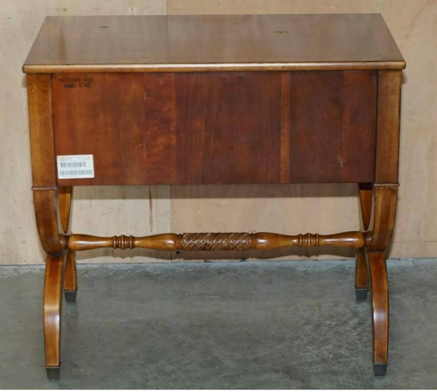 Paire de buffets vintage néoclassique en bois de ronce de chêne