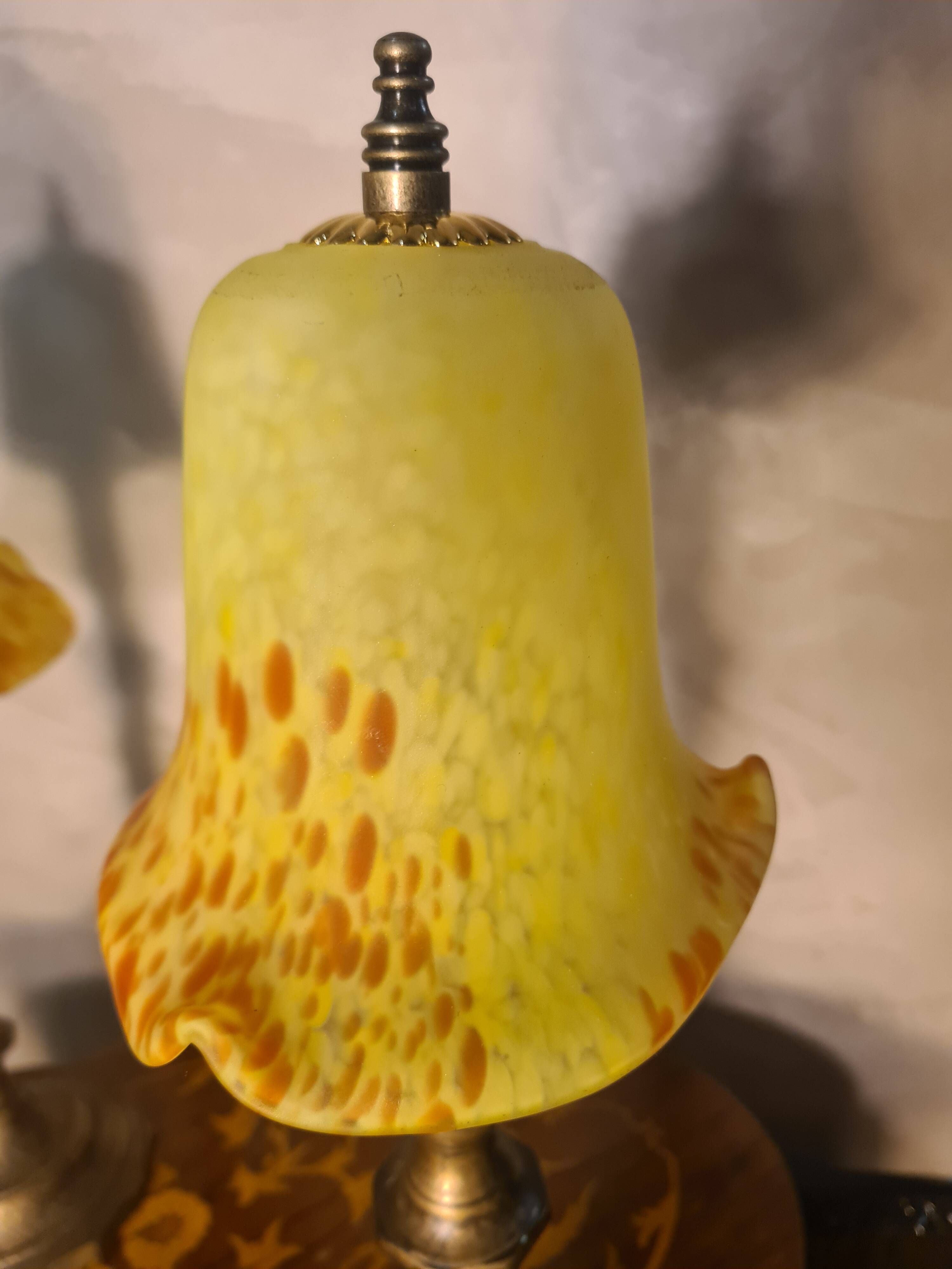 Paire de lampes de chevet Art déco en laiton et pâte de verre jaune, 1930