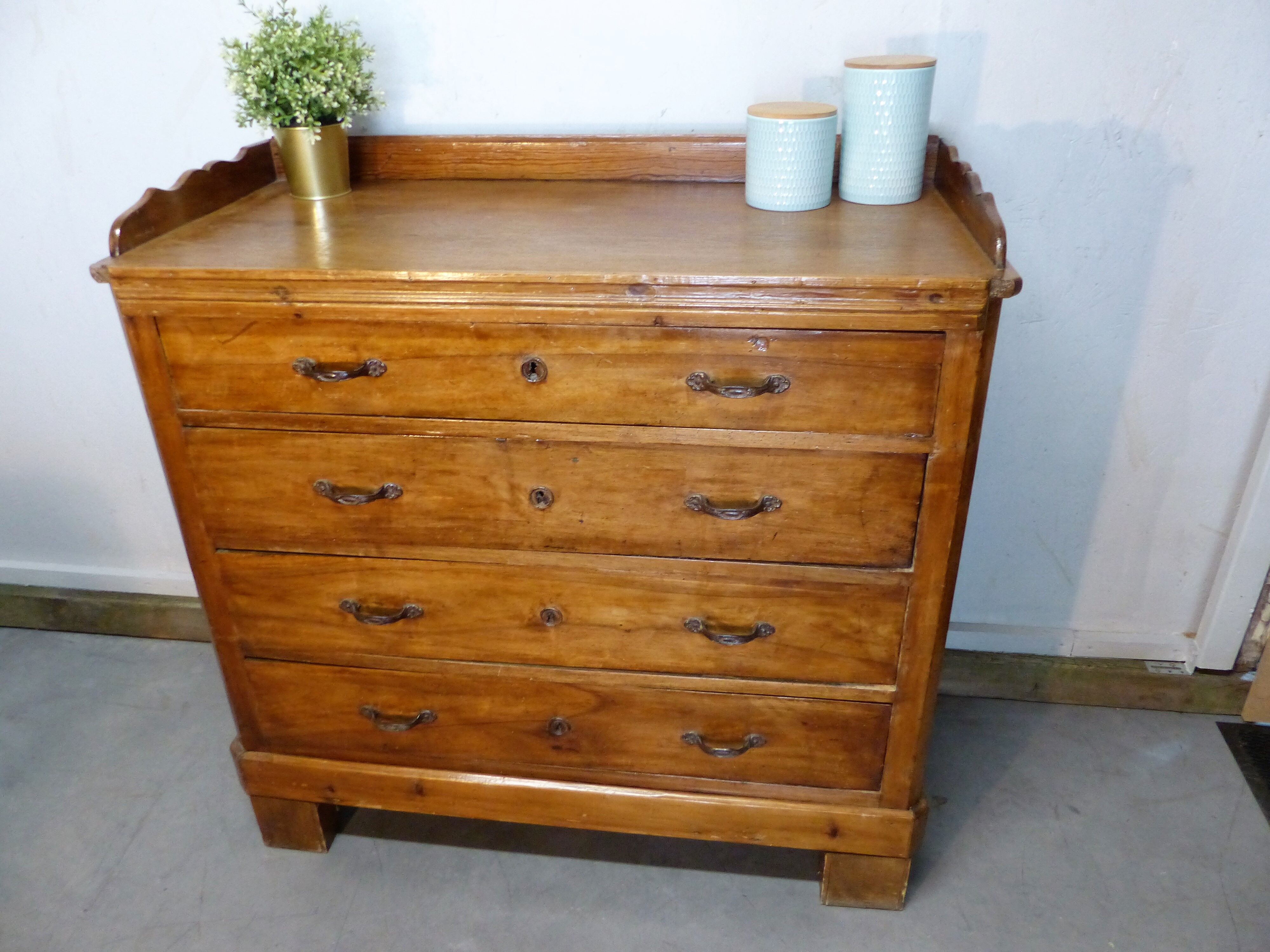 Old dresser 4 drawers
