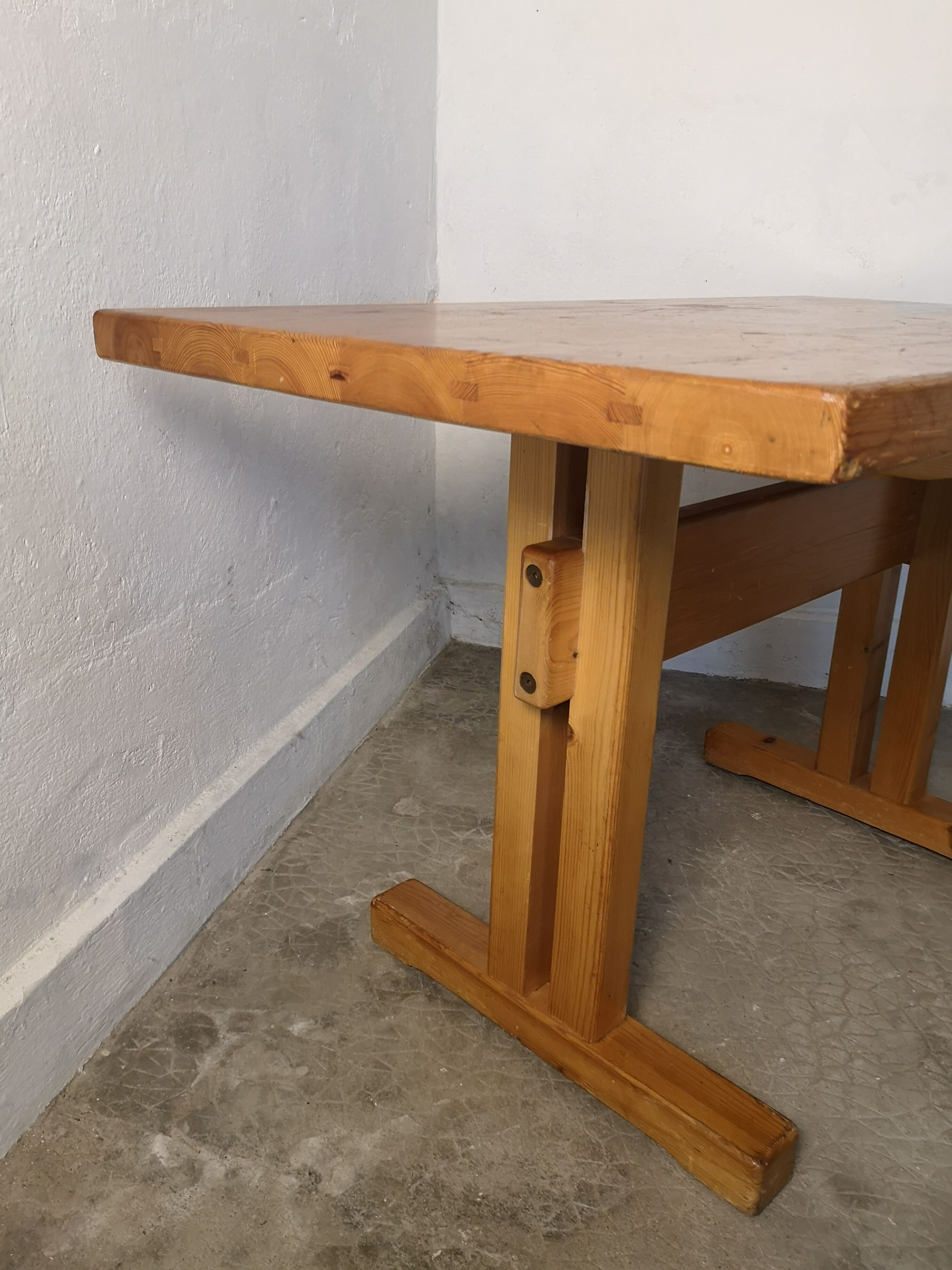 Table Charlotte Perriand les Arcs