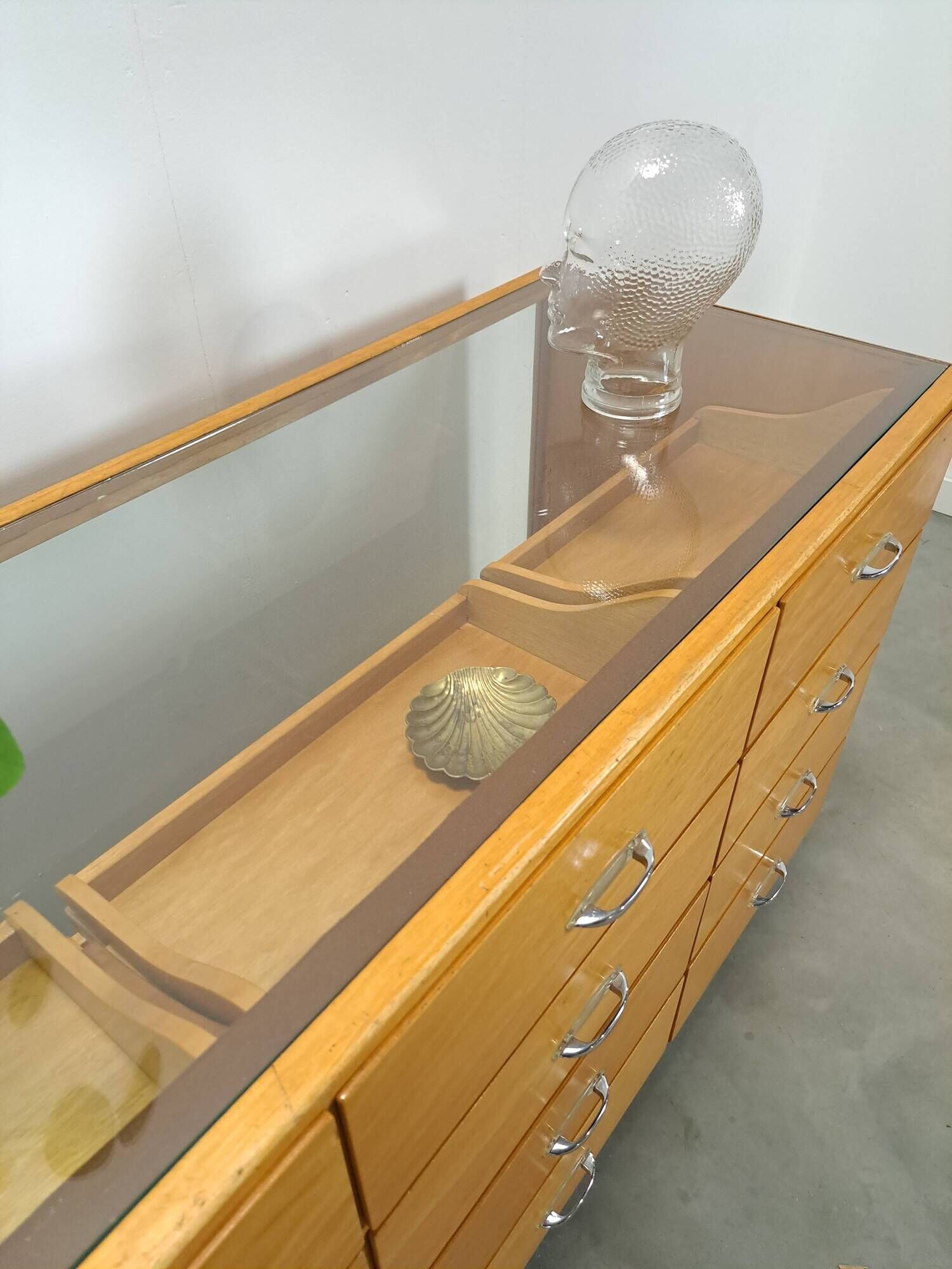 Vitrine de comptoir avec 12 tiroirs et plateau en verre