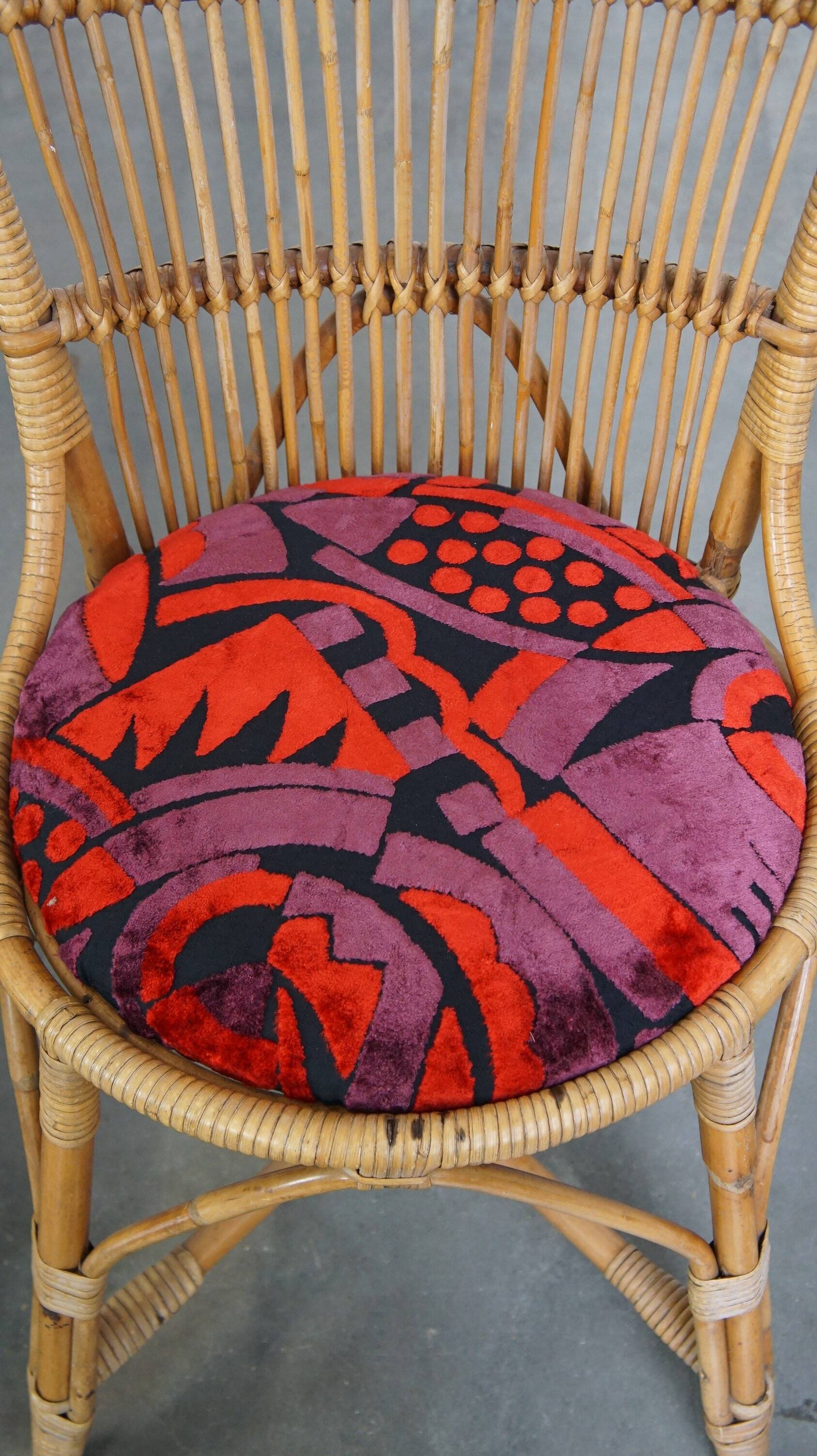 Set of 4 subtle and charming vintage 60s rattan boho chairs with colorful upholstered seats