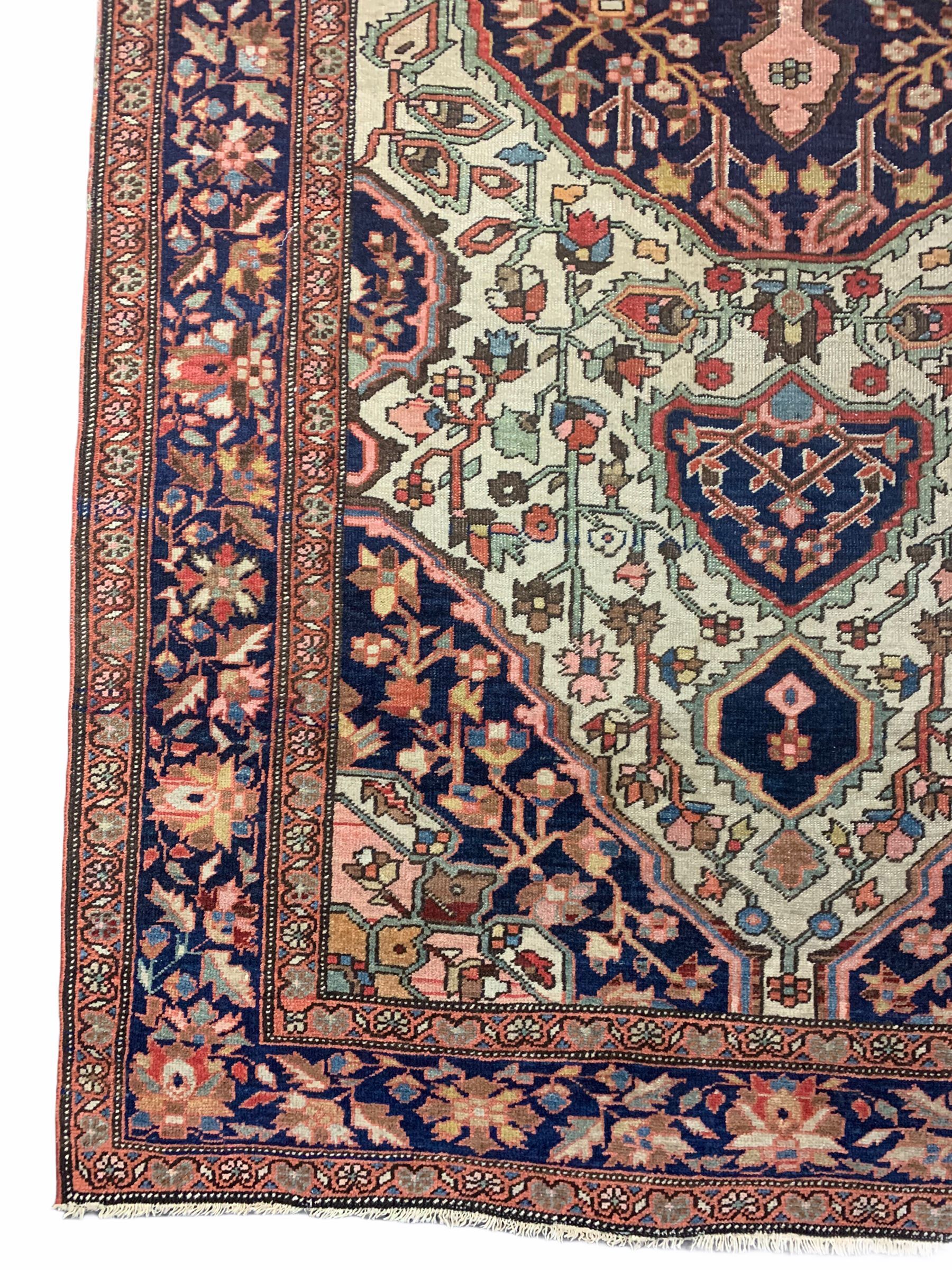 Antique handmade saruk farahan rug 204x123 cm