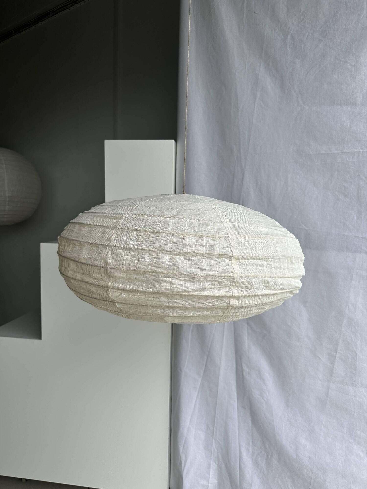 Large oval flat Japanese-style suspension in rattan and natural linen H35 D60.