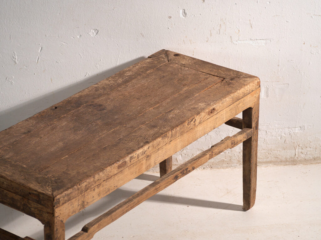 Banc bas ancien en bois de pin – Chine, vers 1890