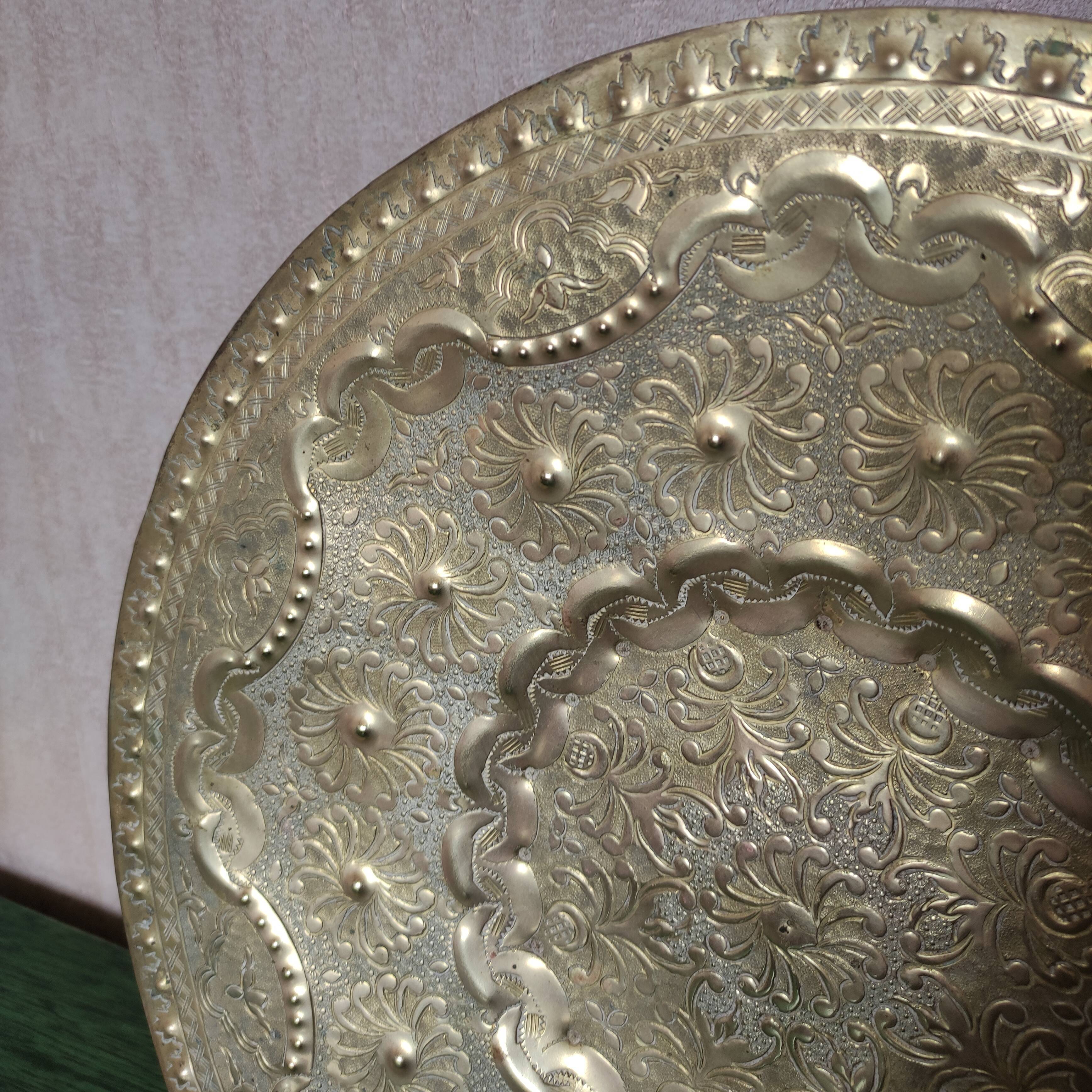 Plateau indien en laiton repoussé et gravé ancien