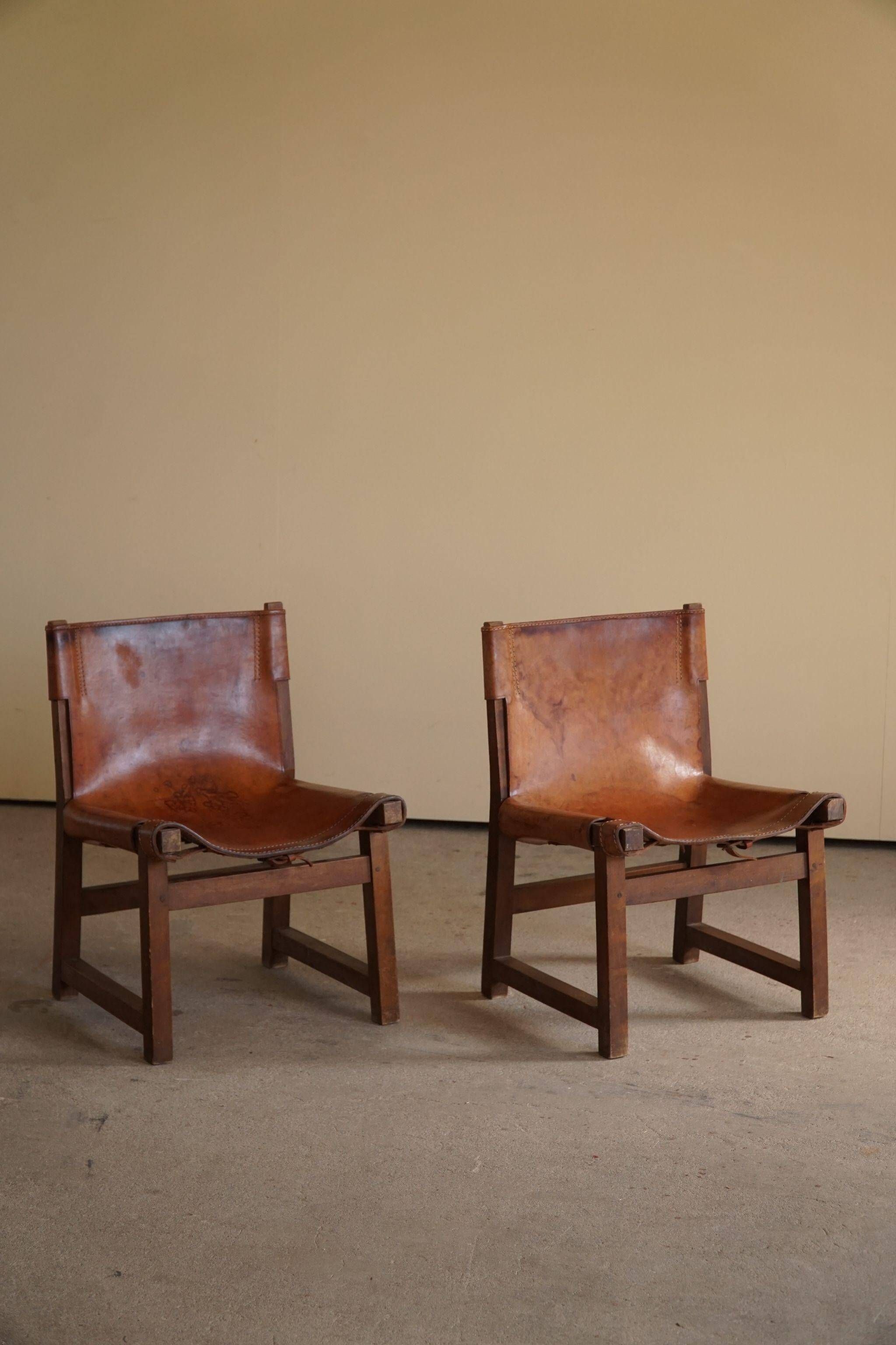 Paco Muñoz, Pair of lounge hunting armchairs, model "Riaza", leather and walnut, 1960