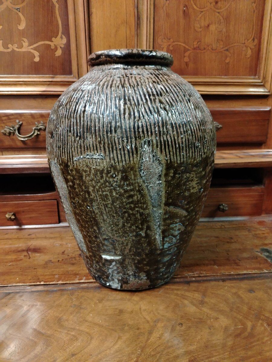 Ancient wine jar in enamelled stoneware, China, 19th century.