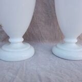 Paire de vases en opaline blanche