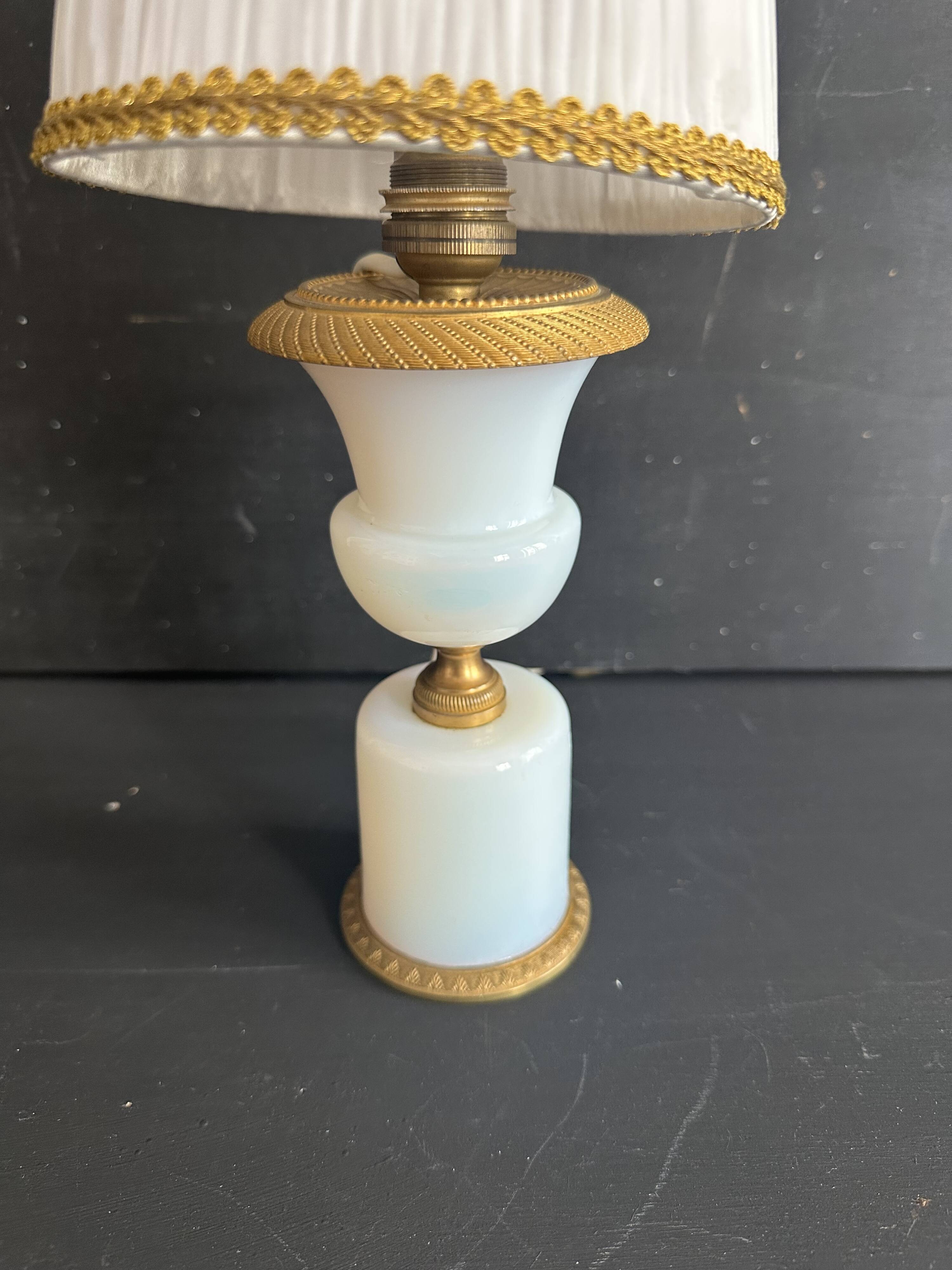 Lampe XIXe en opaline blanche et métal doré