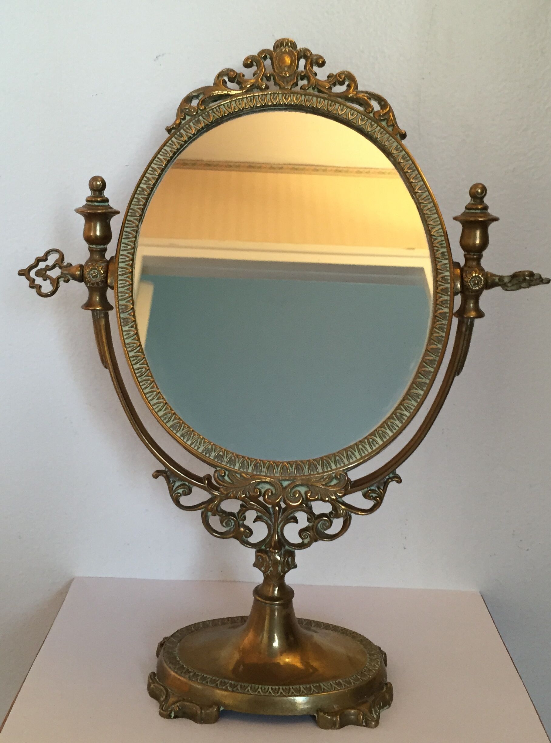 Oval mirror on stand 30x40cmg mirror
