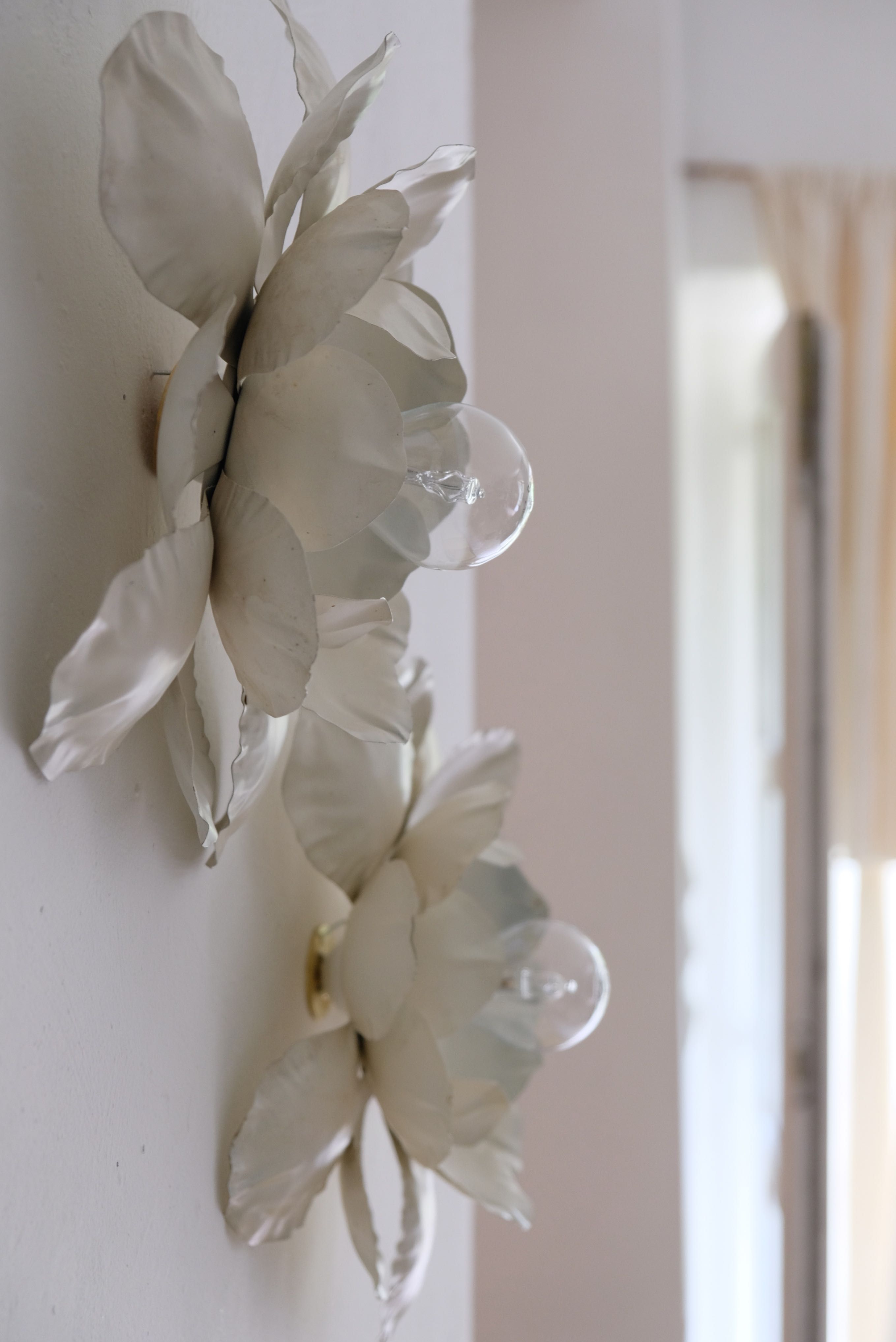 Pair of applique wall flower in white metal of the 1970s