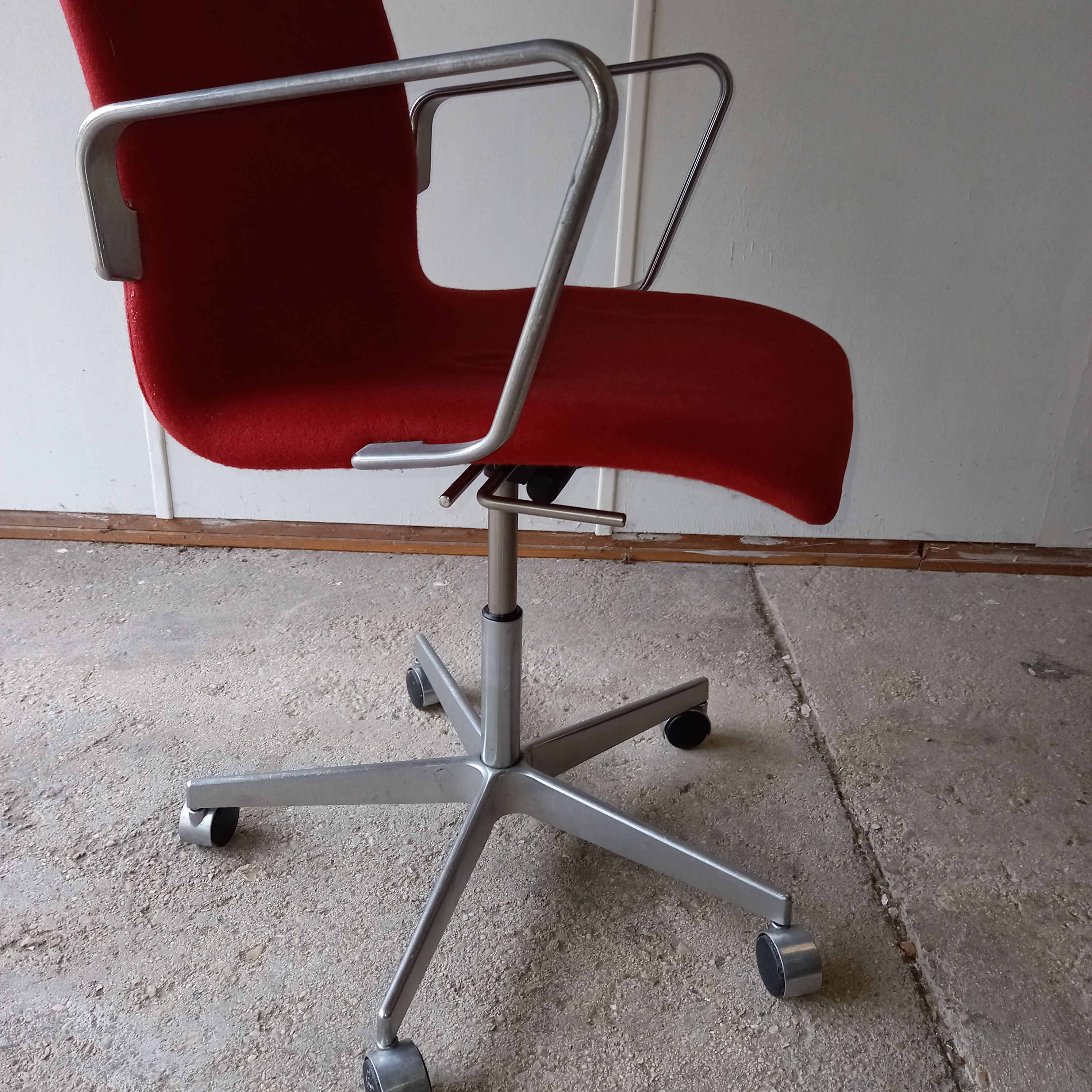 Fritz Hansen's office chair design Arne Jacobsen