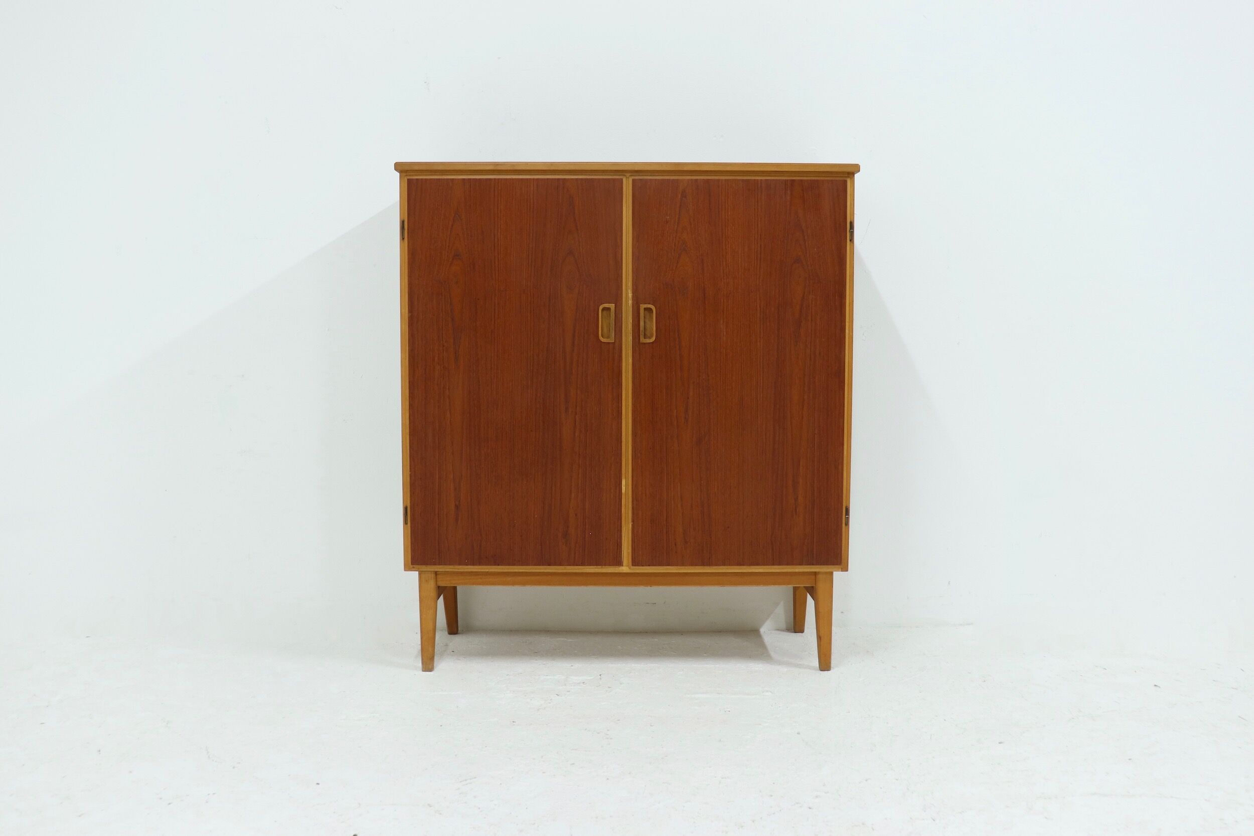 Armoire scandinave bicolore en teck et bouleau avec tiroirs des années 1960