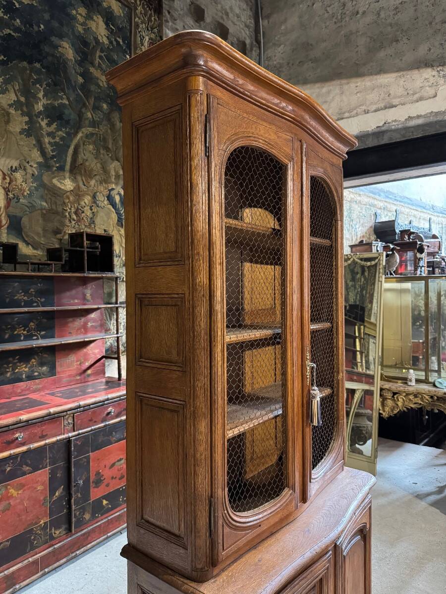 Two-body oak buffet in Louis XIV style from the 19th century.