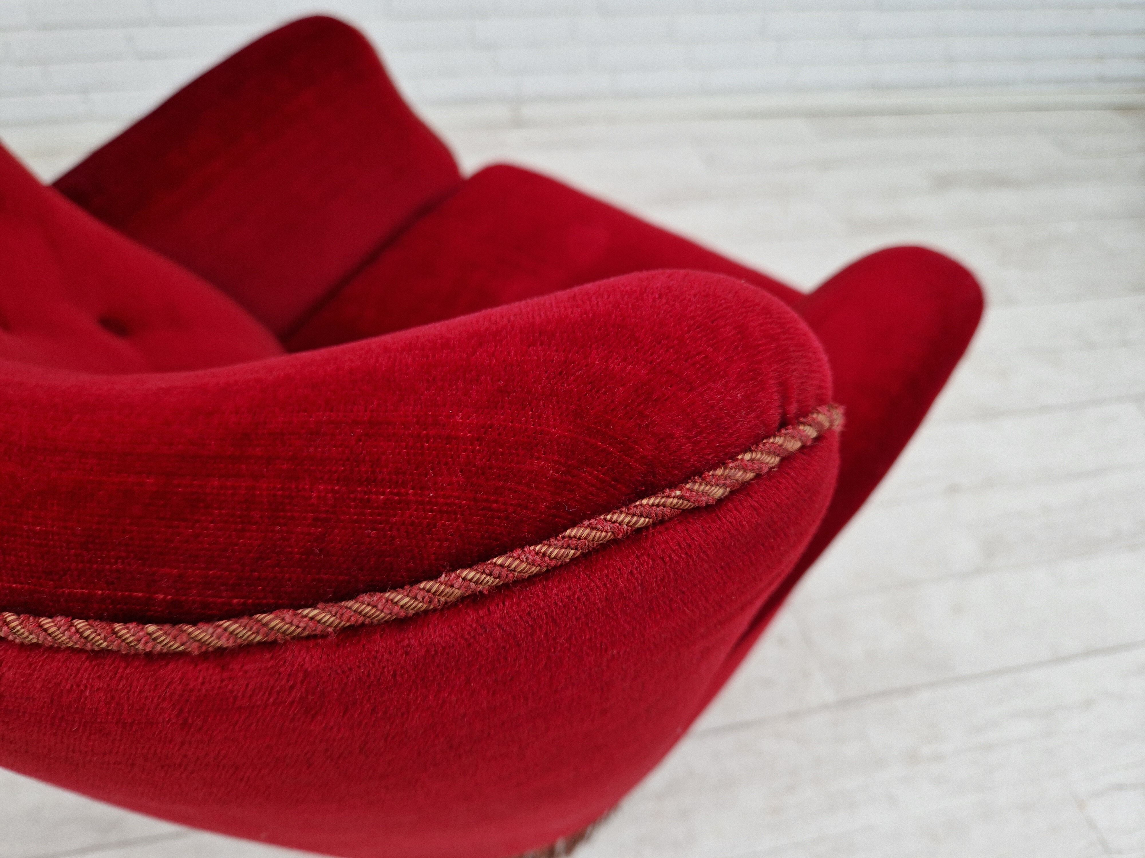 Fauteuil vintage danois en velours rouge cerise, 1960
