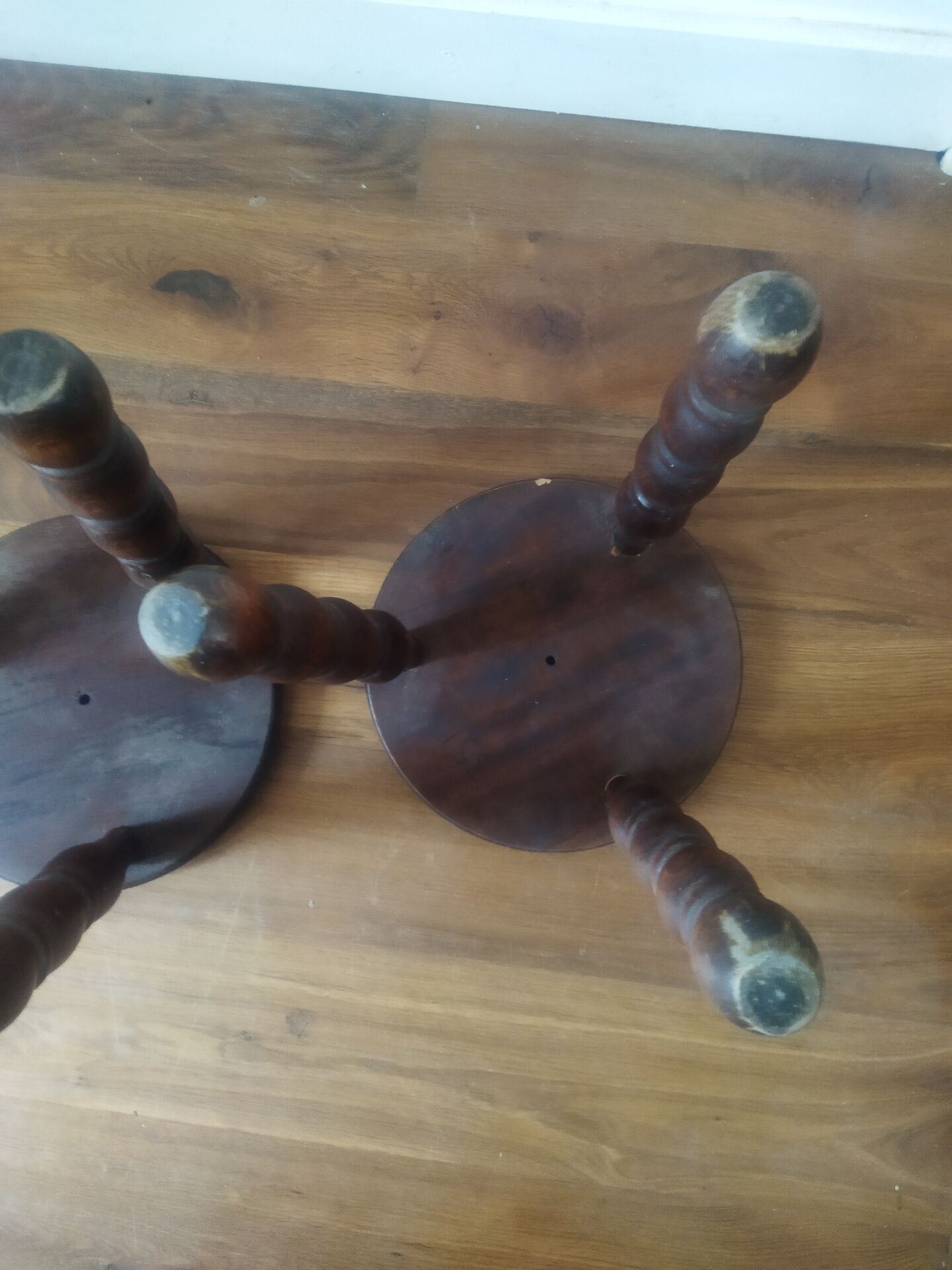2 round tripod stools