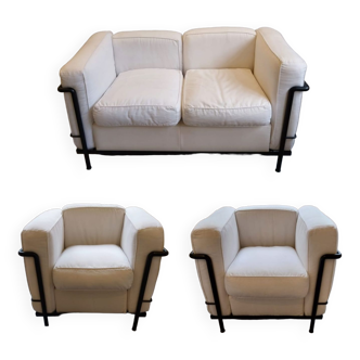 A sofa and two LC2 Cassina armchairs