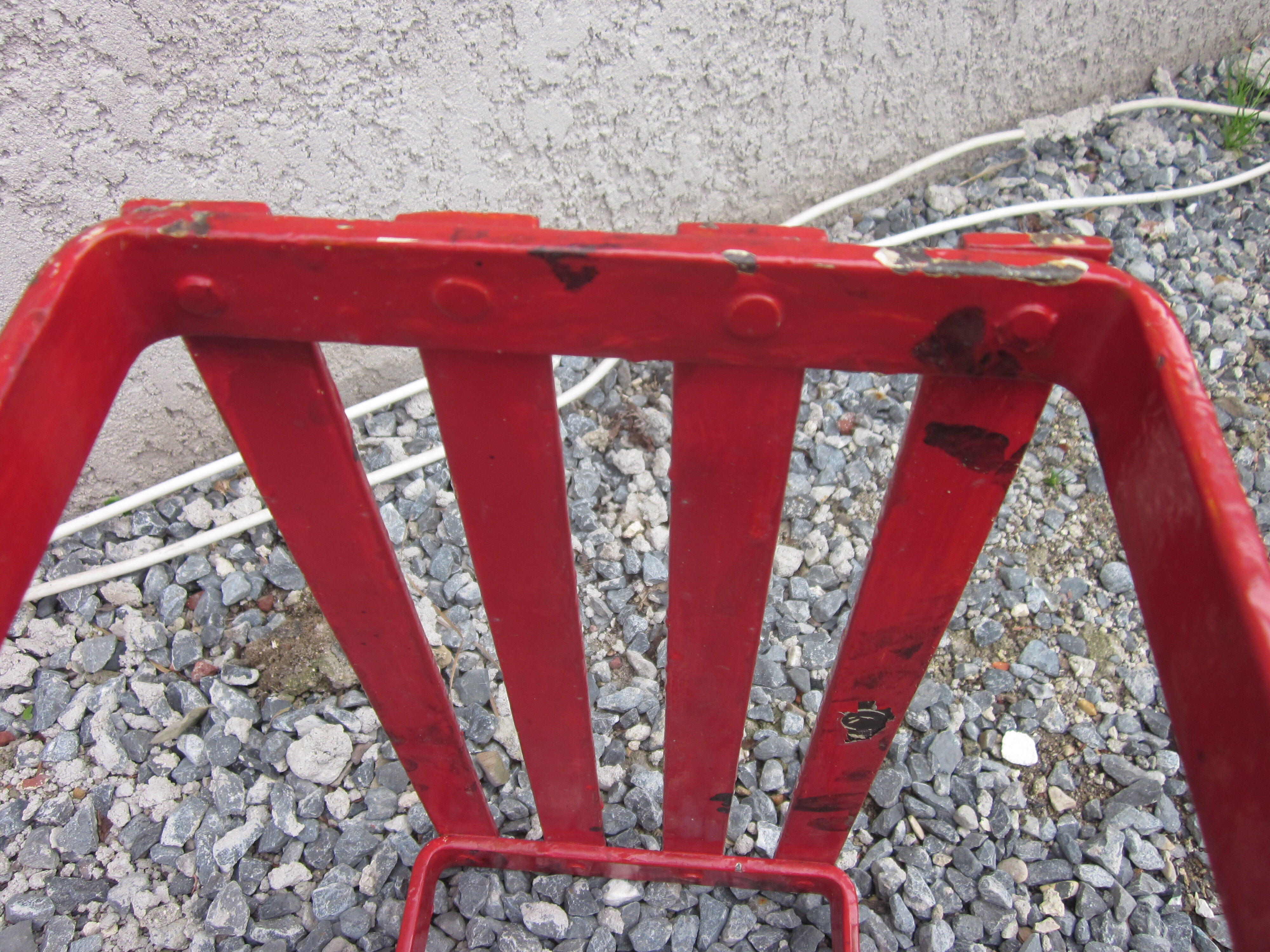 Rivetè metal plant door