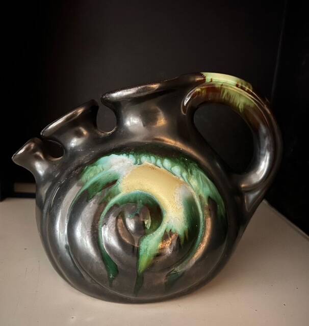 Ceramic with 3 Thulin spouts, black enamel, typical decoration in blue-green glaze, signed .20cmX16CM.