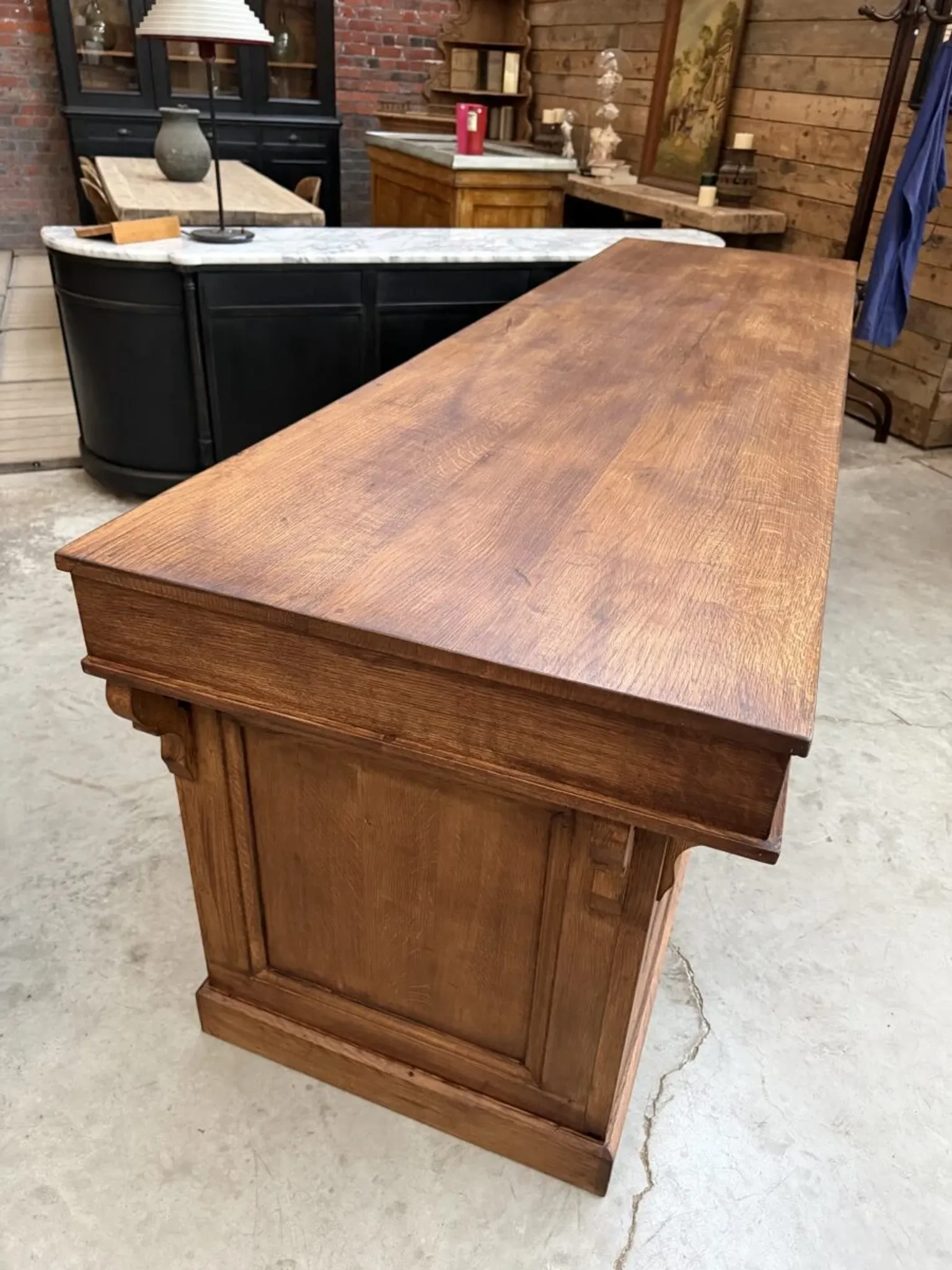Oak counter from the early 20th century.