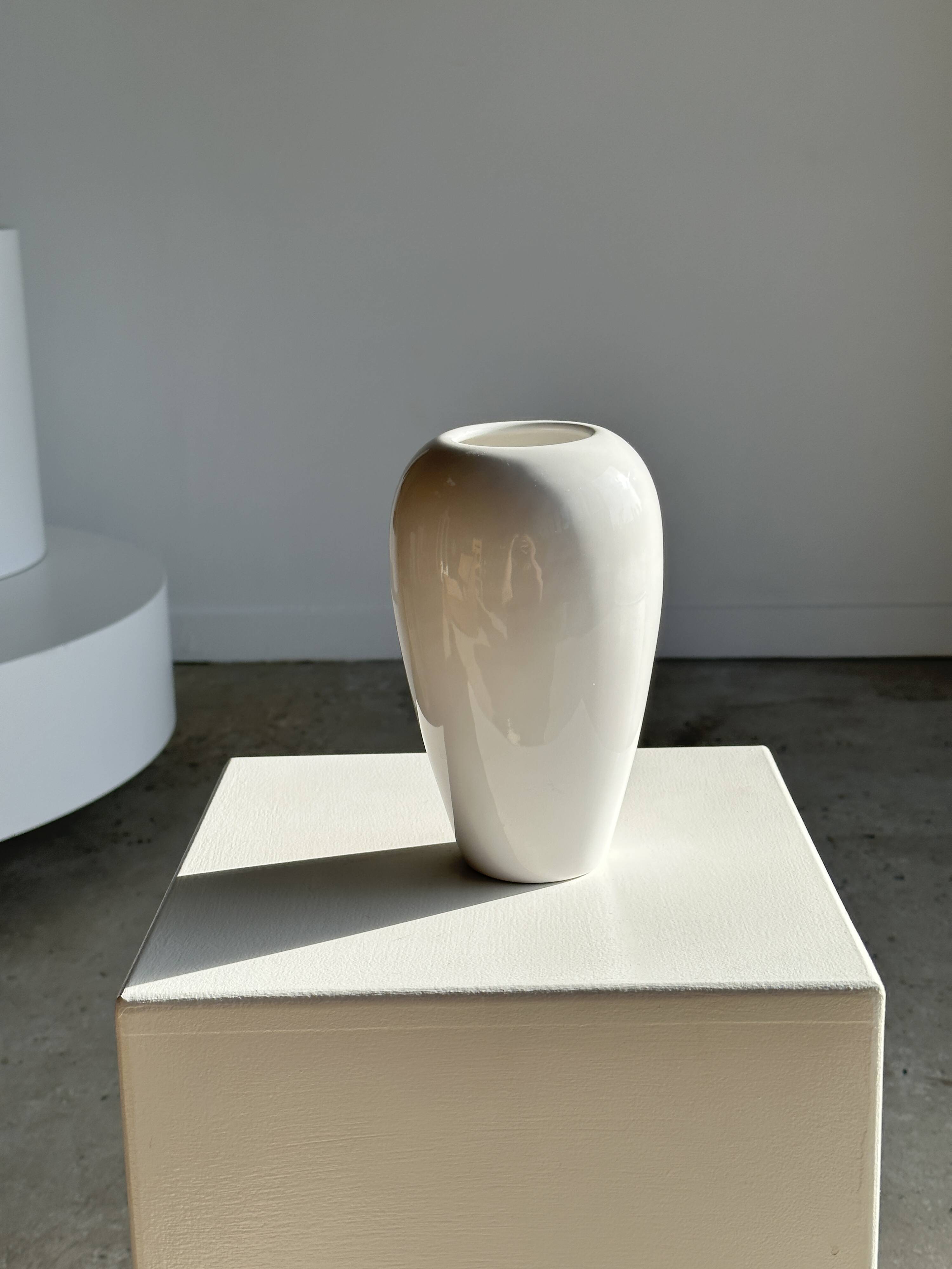 Oblong white vase H:20cm