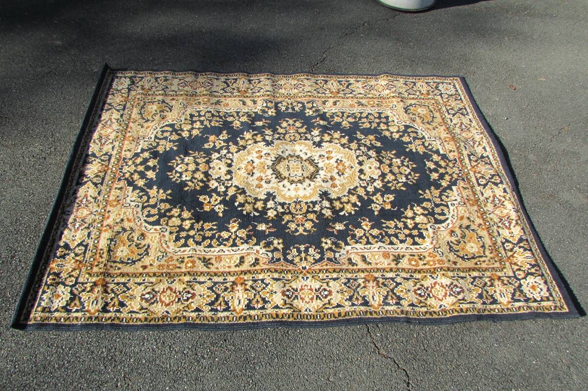 Mechanical blue rug: 178 x 127 cm