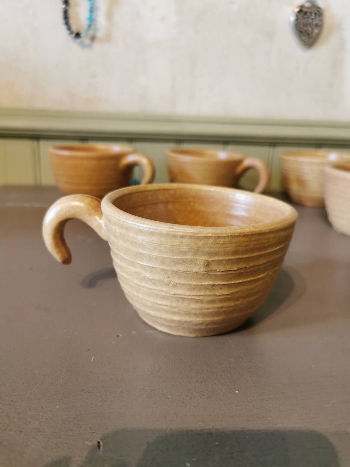 Suite de 8 grandes tasses vintage en grès