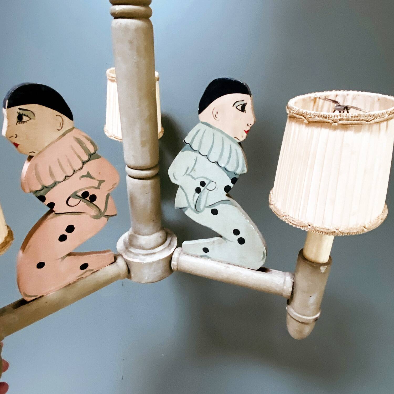 Lustre en bois Pierrot 1900