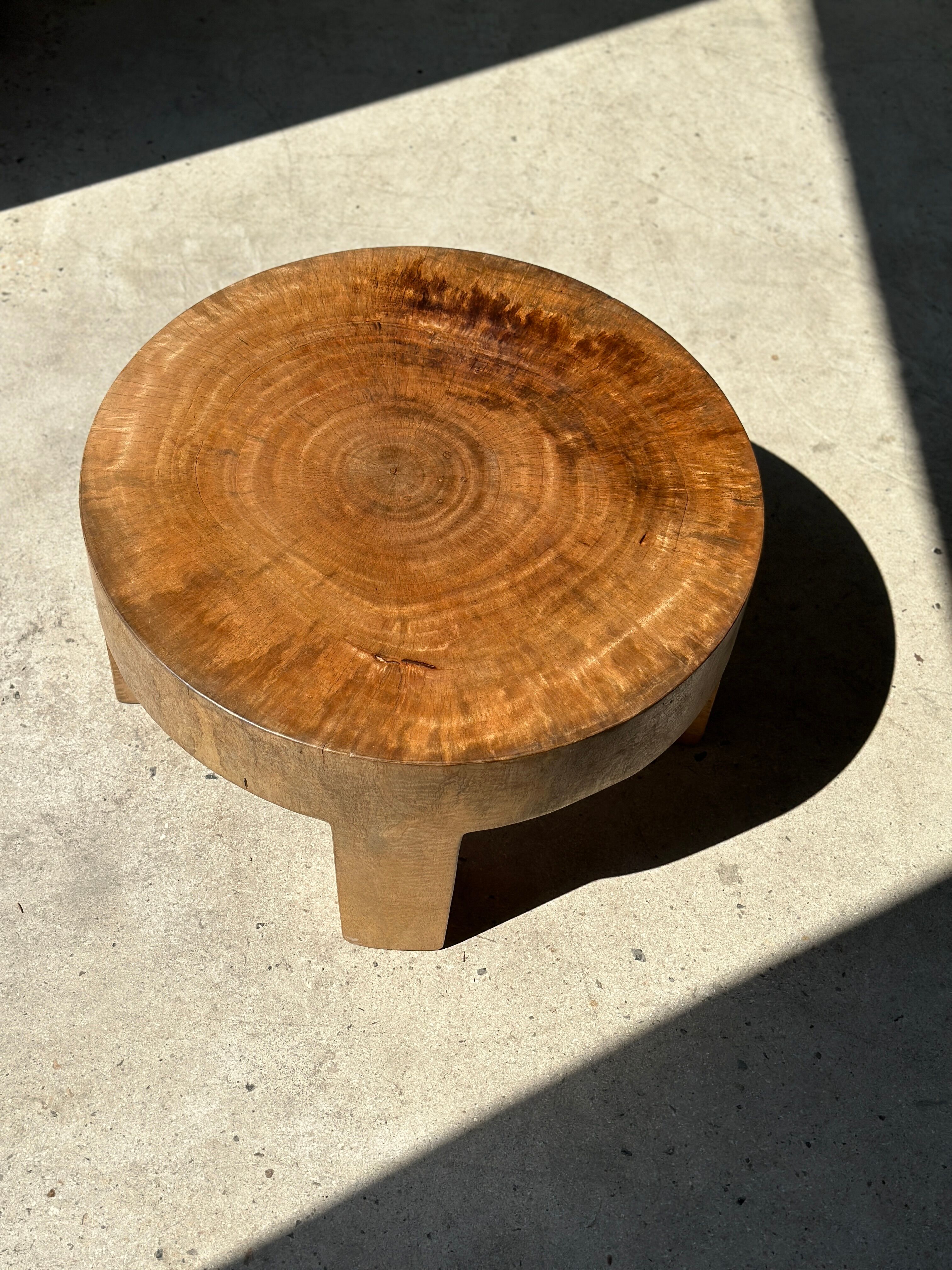 Quadripod coffee table in solid wood monoxyl natural color (dark)