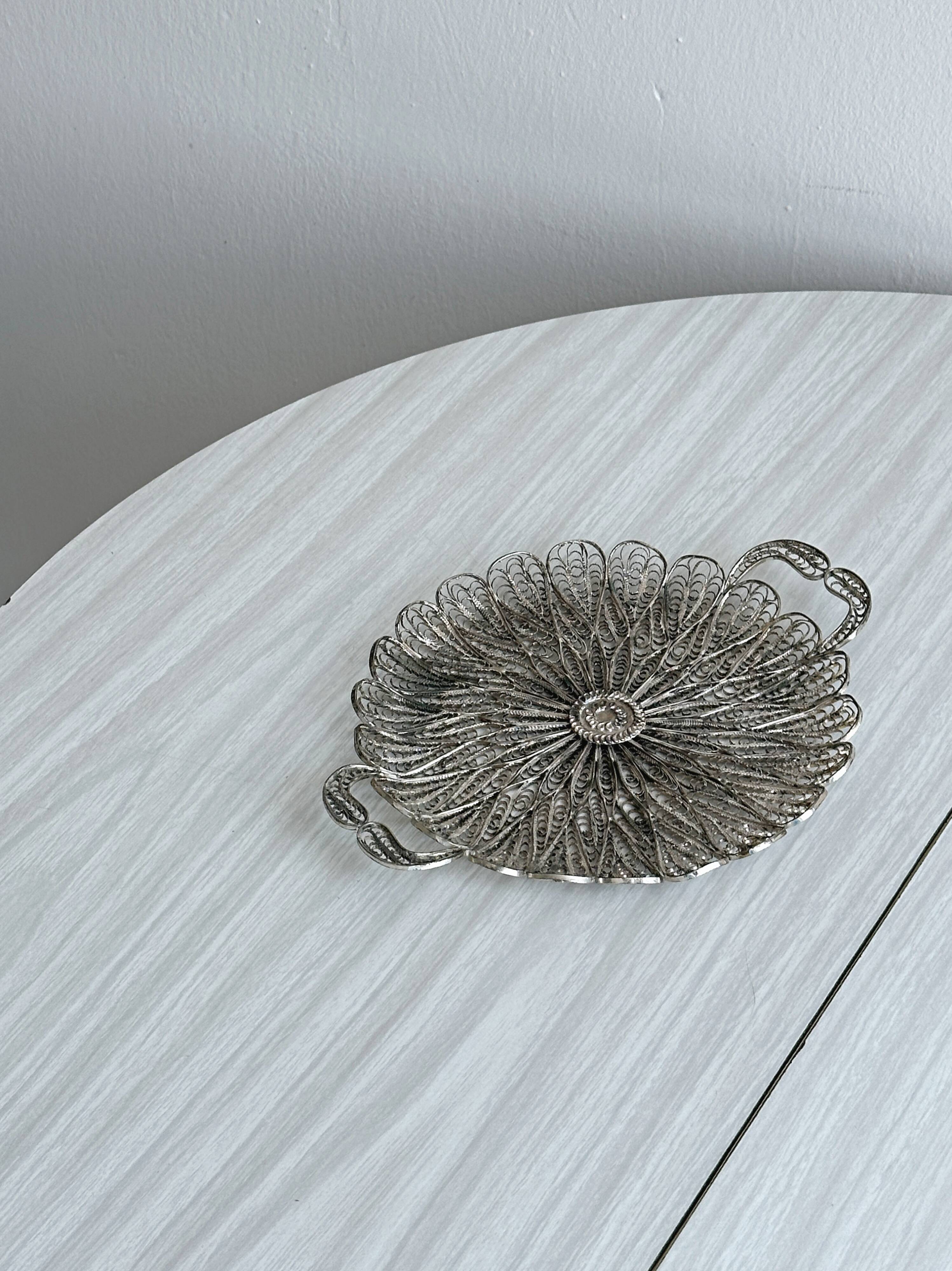 Filigree plateau in silver-plated openwork metal
