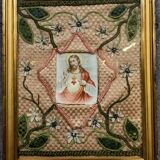 Broderie religieuse du XIXeme siècle : tableau ex voto avec une image pieuse