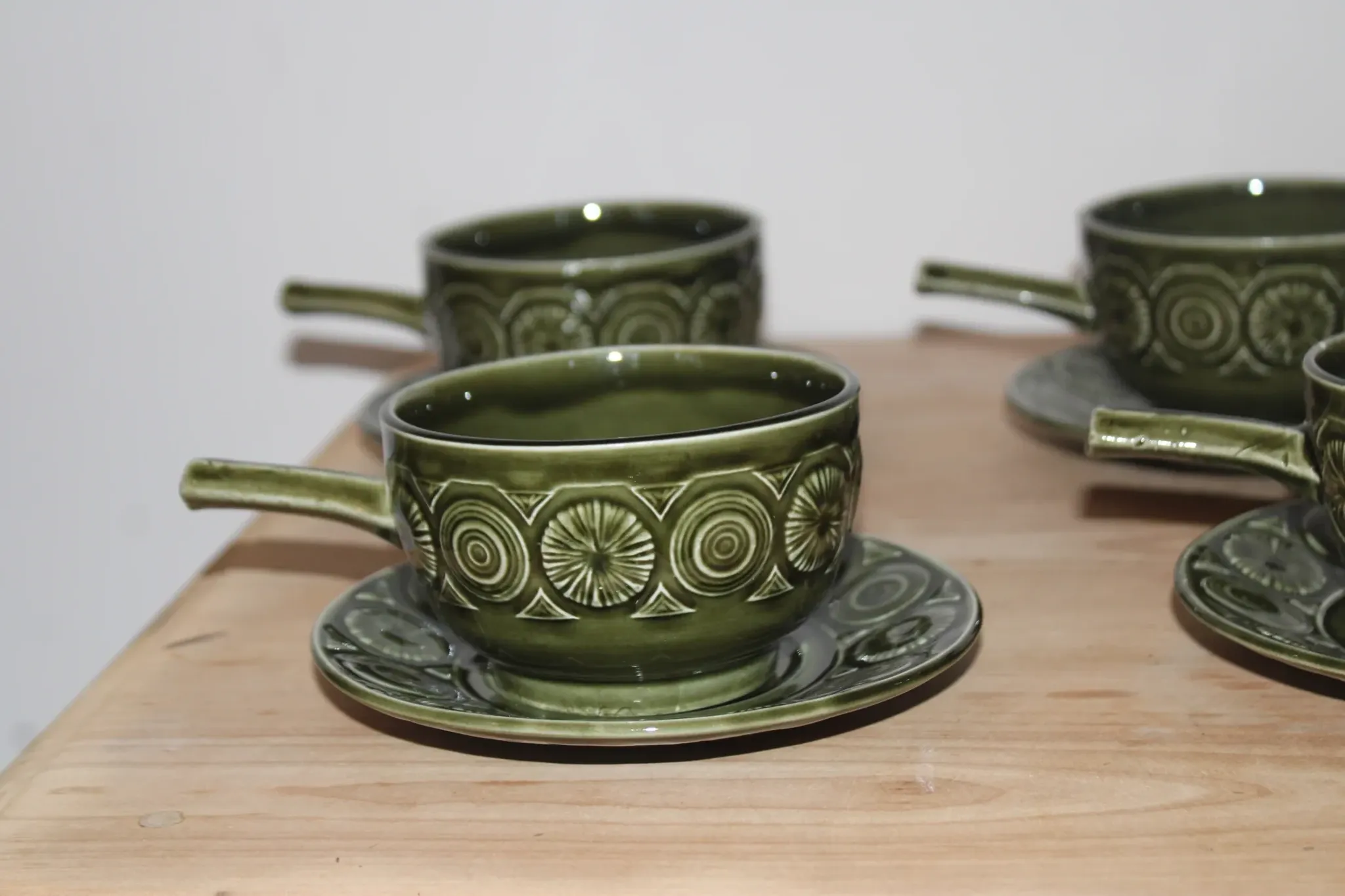 Vintage Tams England service – 6 soup bowls with handles and saucers in olive green ceramic.