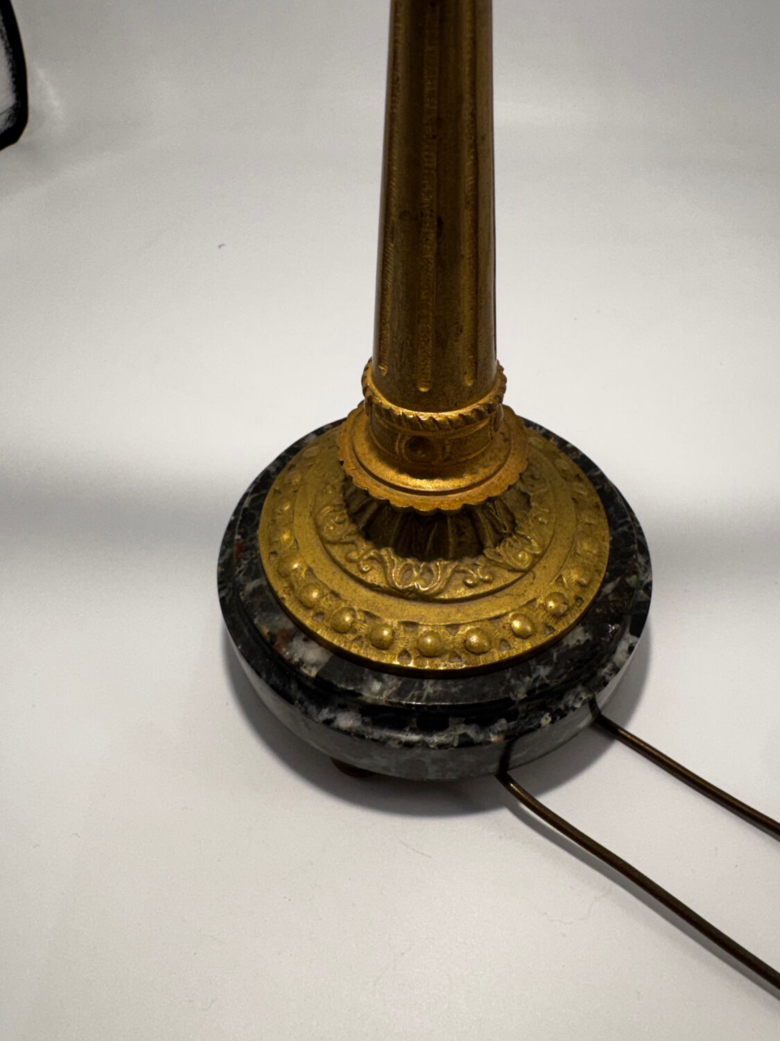 Antique lamp known as a lyre in bronze and marble from the late 19th century.