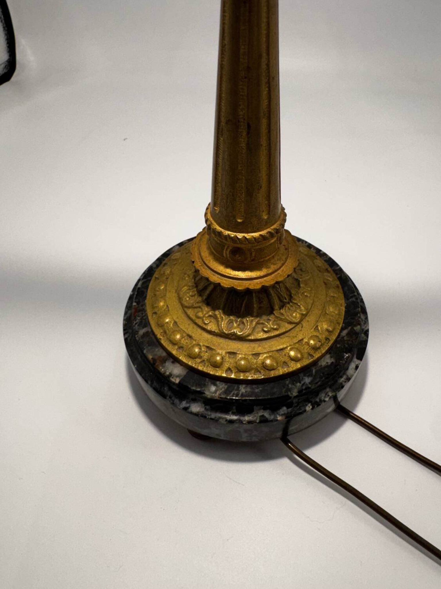 Antique lamp known as a lyre in bronze and marble from the late 19th century.