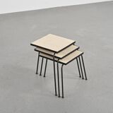 Ensemble de 3 tables gigognes en métal laqué noir, vers 1960