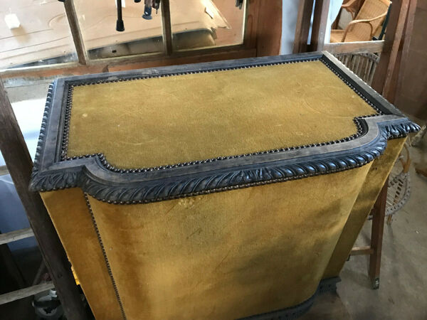 Ancien coffre en bois et velours jaune