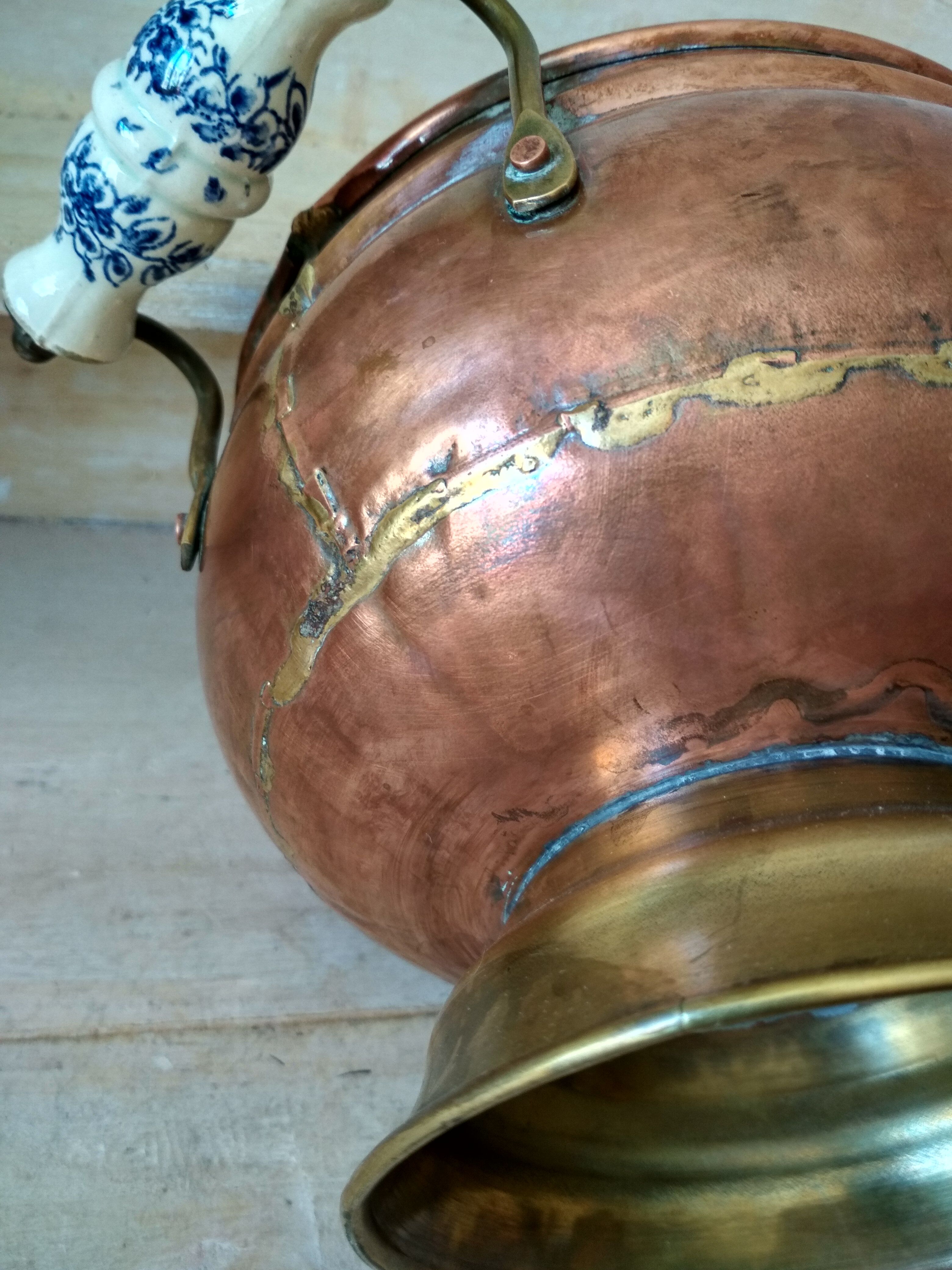 Ancien seau en laiton et cuivre, chaudron sur piedouche avec anses en céramique