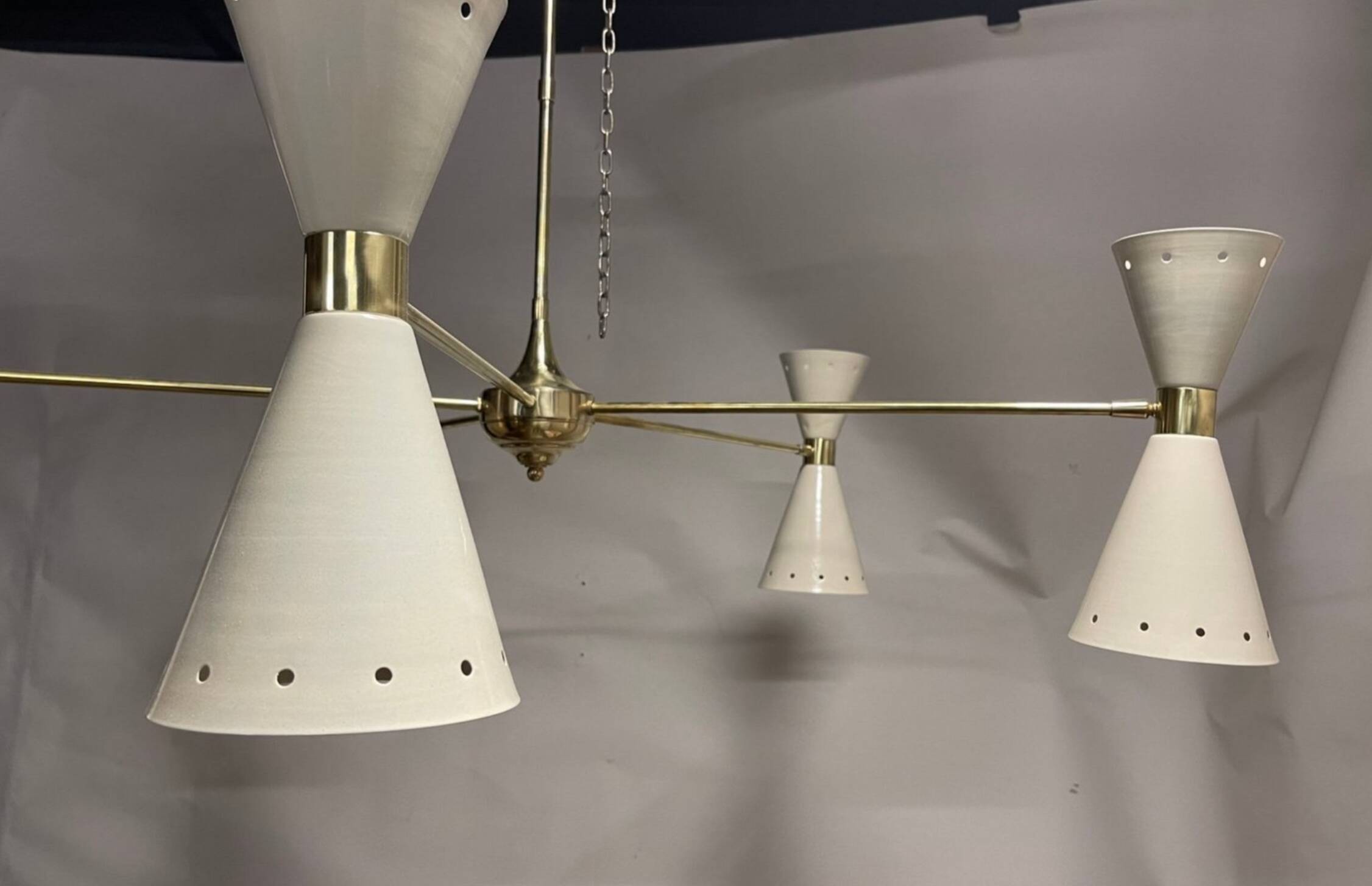 Lampadario a forma di cono in ottone