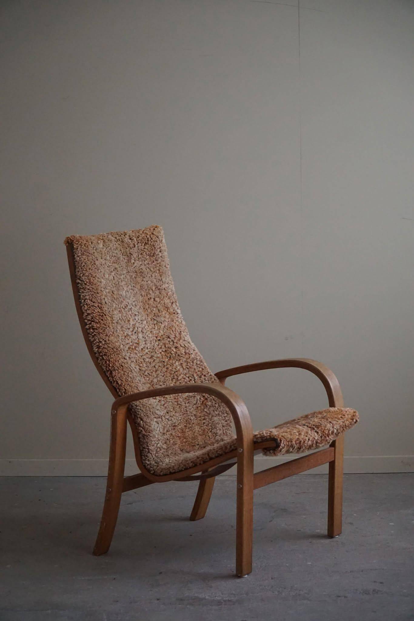 Fauteuil suédois moderne du milieu du siècle, dossier haut en chêne et laine d'agneau, années 1960
