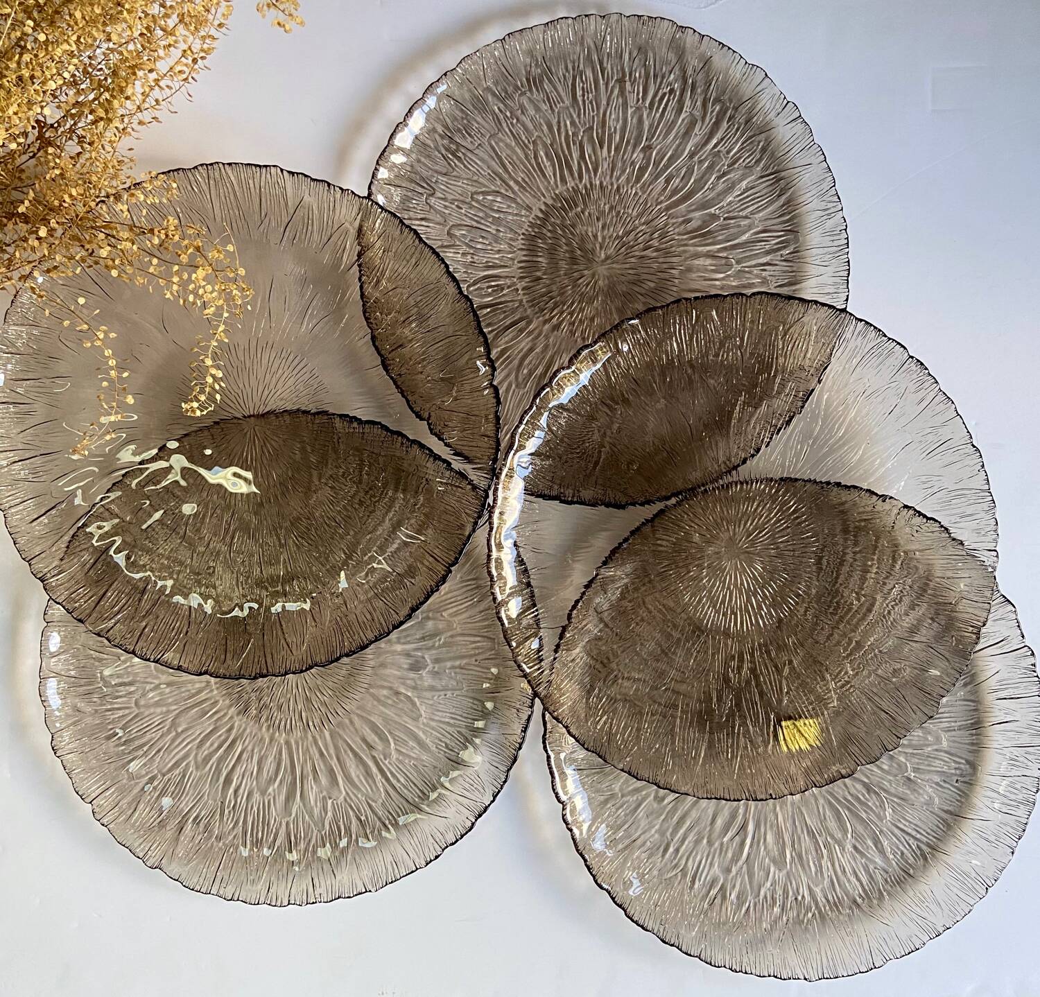 5 assiettes Arcoroc verre fumé fleur