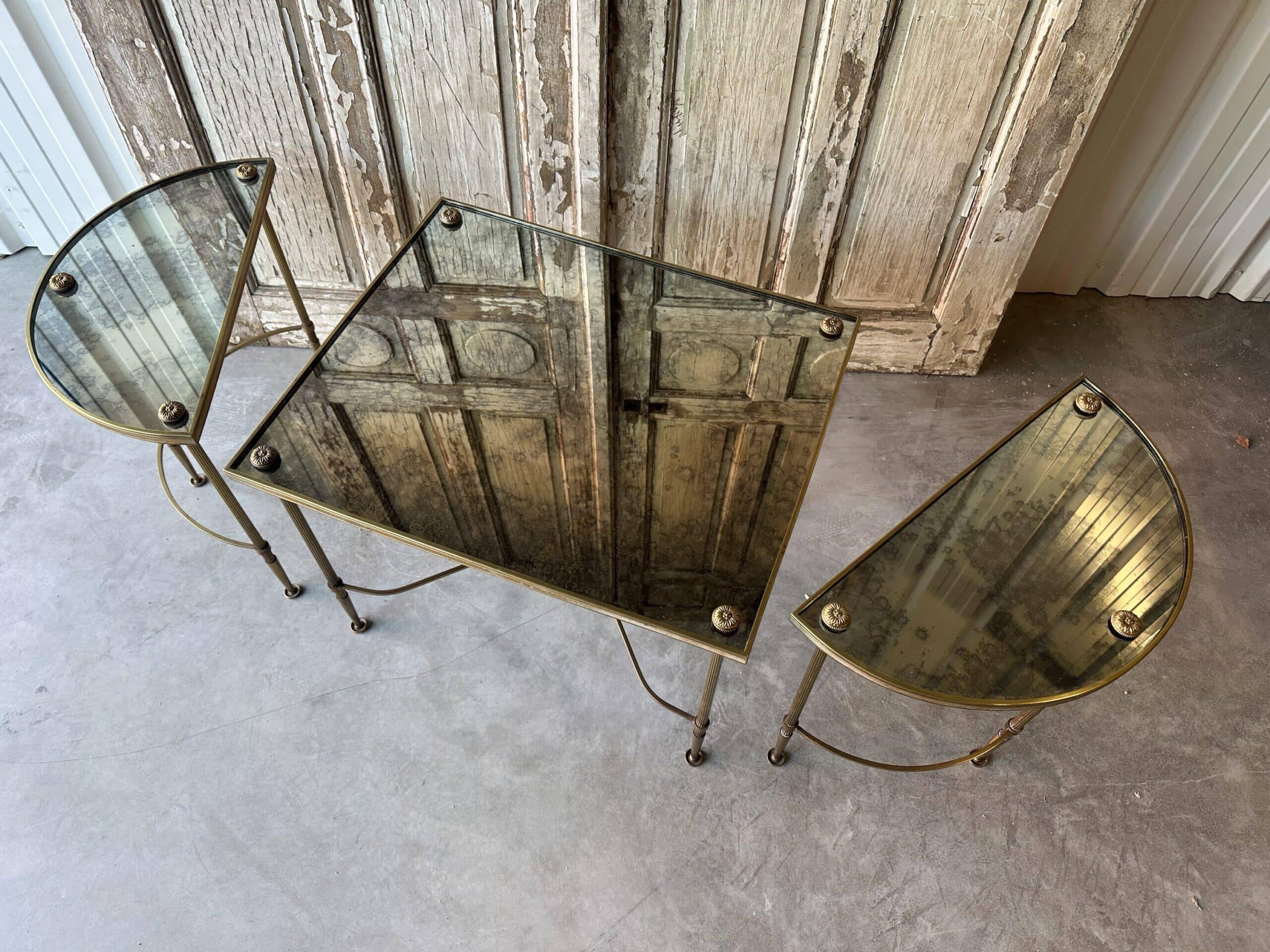 Tripartite coffee table attributed to Maison Baguès.