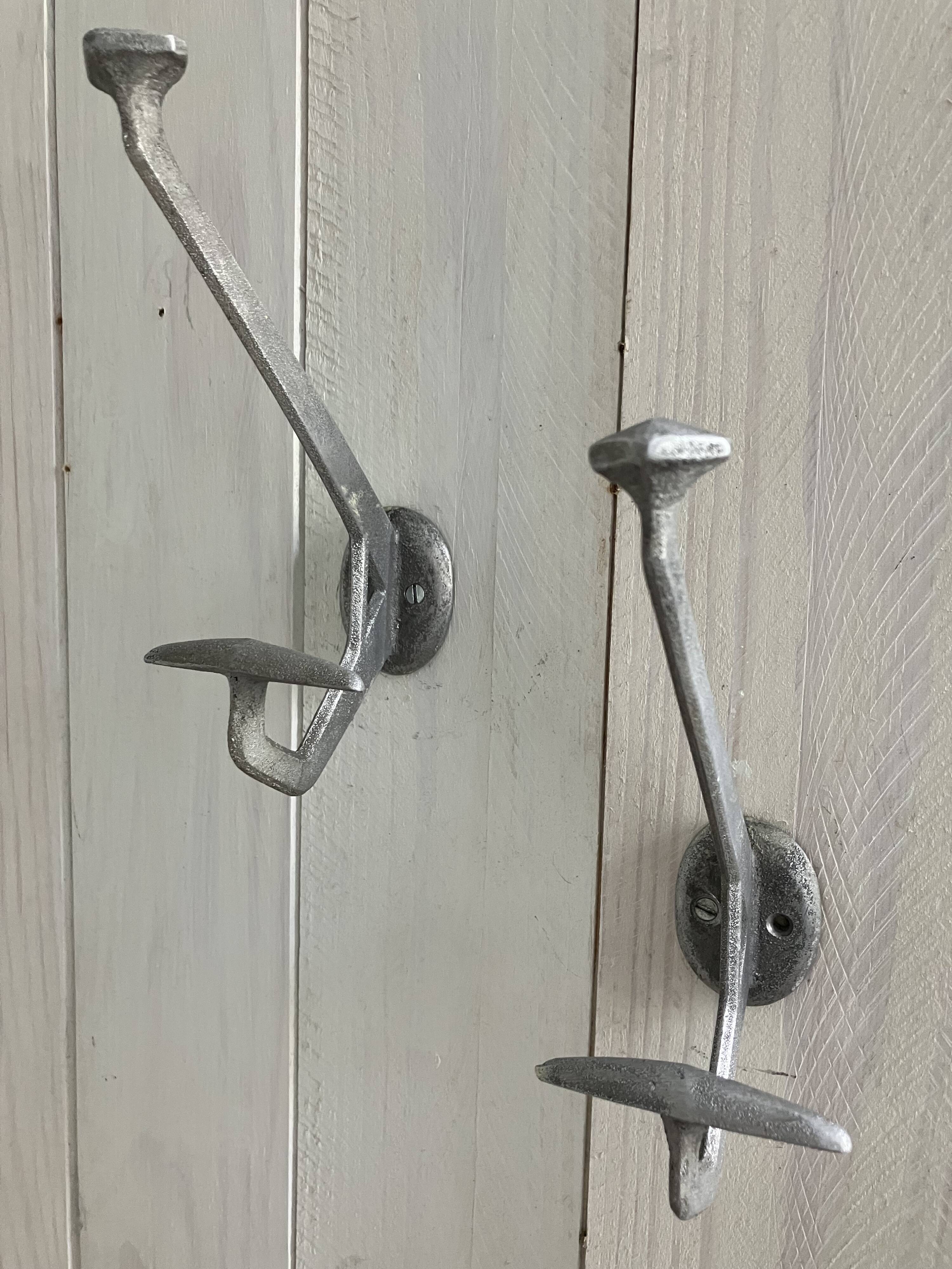 Paire de patères en fonte d'aluminium - Modèle E