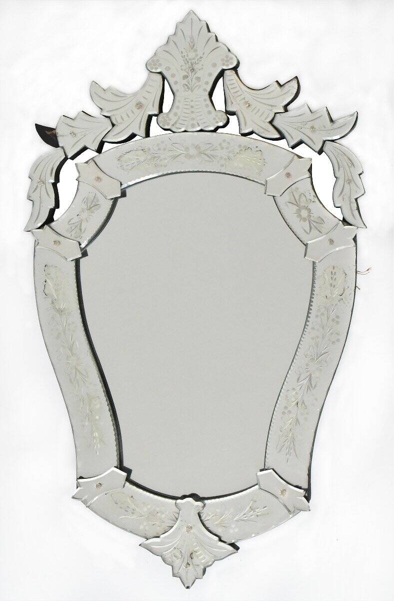 Oval mirror called Venice