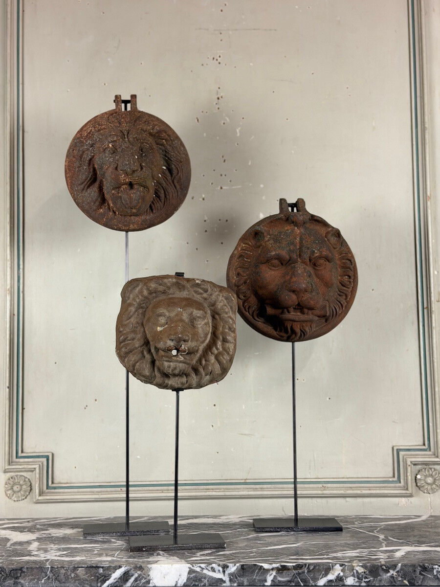 Three cast-iron and terracotta façade decoration lions, around 1880.