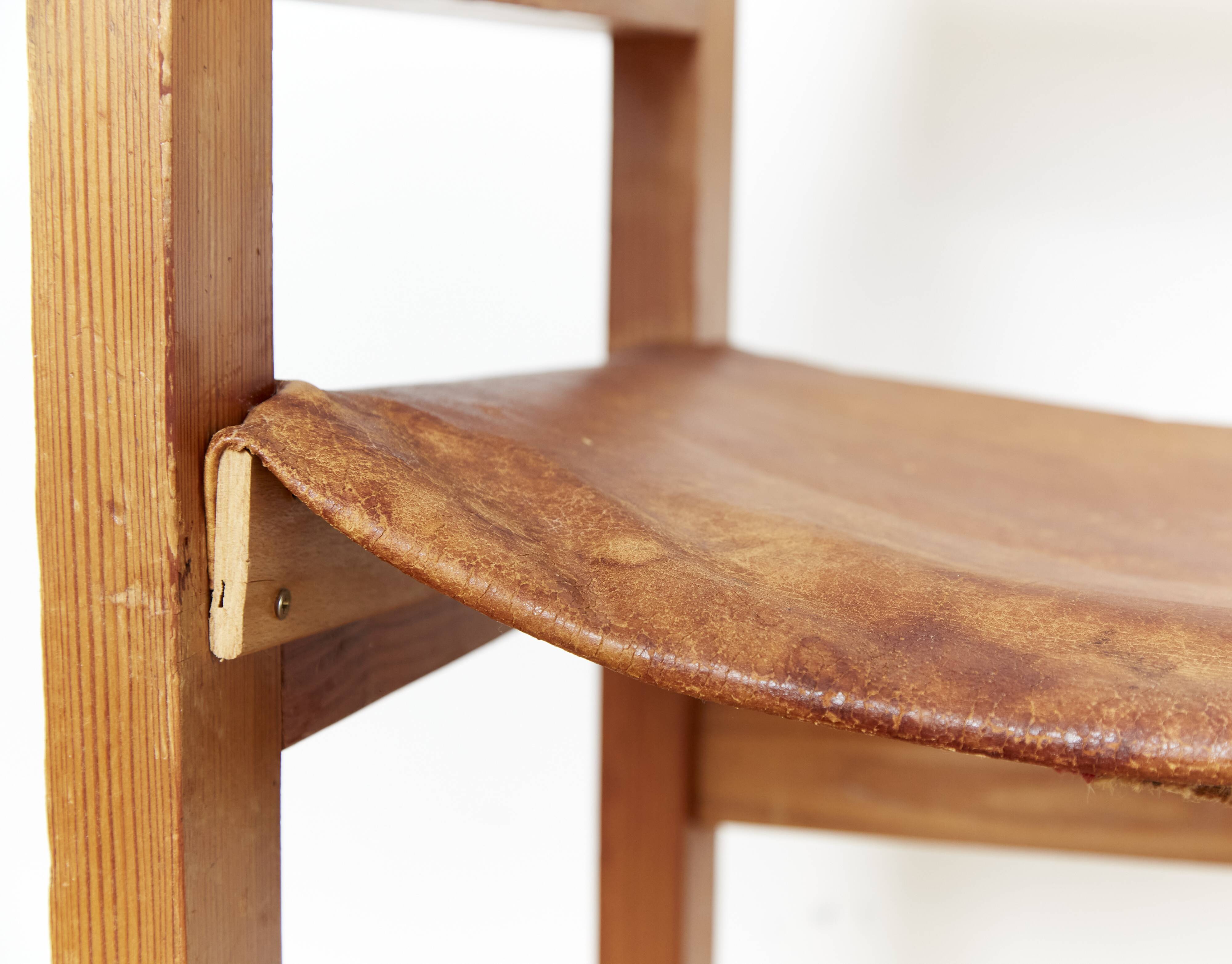 Chaise avec accoudoirs en pin massif et cuir de selle de Biosca